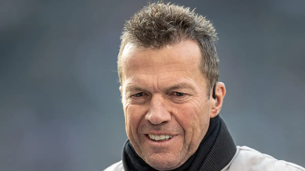 ARCHIV - 08.04.2023, Berlin: Fußball: Bundesliga, Hertha BSC - RB Leipzig, 27. Spieltag, Olympiastadion. Lothar Matthäus spricht als Fußballexperte im Interview vor Beginn des Spiels. Der Fußball-Rekordnationalspieler könnte sich einen Transfer von Bremens Niclas Füllkrug nach München vorstellen. (zu dpa: «Matthäus zu Bayerns Stürmersuche: Lieber Füllkrug als Kane») Foto: Andreas Gora/dpa +++ dpa-Bildfunk +++