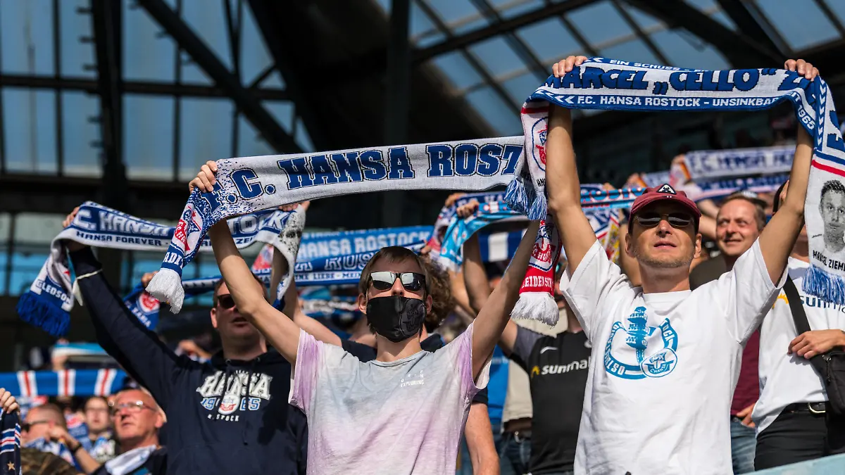 Rostock, Deutschland 13. September 2020: DFB Pokal - 20/21 - FC Hansa Rostock vs. VfB Stuttgart Fankurve / Fans / Fanblock / Hansa Rostock // DFB regulations prohibit any use of photographs as image sequences and/or quasi-video. // DFB Pokal - 20/21 - FC Hansa Rostock vs. VfB Stuttgart *** Rostock, Germany 13 September 2020 DFB Pokal 20 21 FC Hansa Rostock vs VfB Stuttgart Fankurve Fans Fanblock Hansa Rostock DFB regulations prohibit any use of photographs as image sequences and or quasi video DFB Pokal 20 21 FC Hansa Rostock vs VfB Stuttgart mvoe