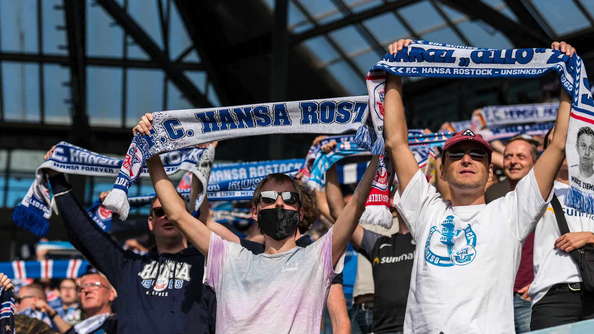 Rostock, Deutschland 13. September 2020: DFB Pokal - 20/21 - FC Hansa Rostock vs. VfB Stuttgart Fankurve / Fans / Fanblock / Hansa Rostock // DFB regulations prohibit any use of photographs as image sequences and/or quasi-video. // DFB Pokal - 20/21 - FC Hansa Rostock vs. VfB Stuttgart *** Rostock, Germany 13 September 2020 DFB Pokal 20 21 FC Hansa Rostock vs VfB Stuttgart Fankurve Fans Fanblock Hansa Rostock DFB regulations prohibit any use of photographs as image sequences and or quasi video DFB Pokal 20 21 FC Hansa Rostock vs VfB Stuttgart mvoe