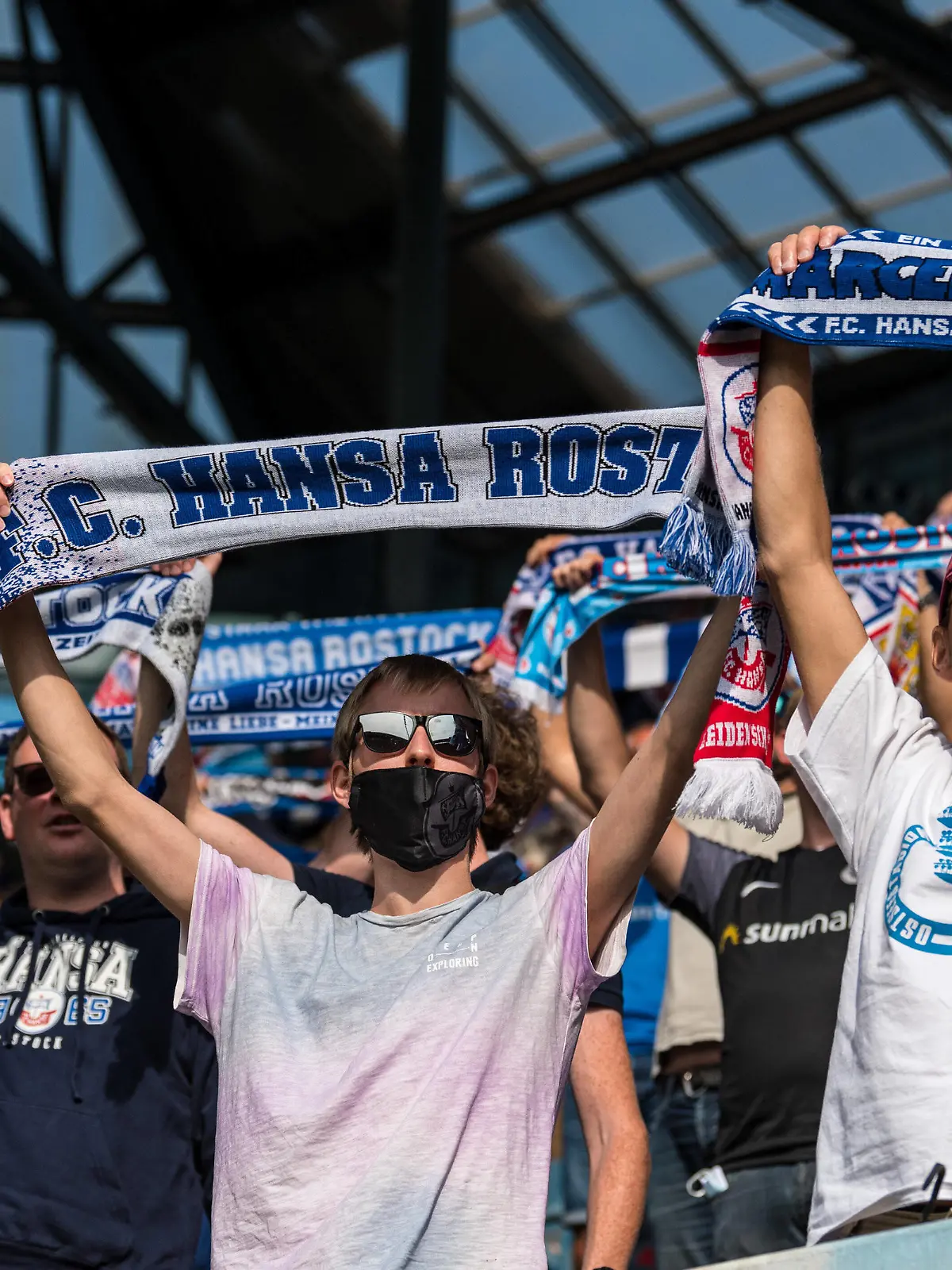 Rostock, Deutschland 13. September 2020: DFB Pokal - 20/21 - FC Hansa Rostock vs. VfB Stuttgart Fankurve / Fans / Fanblock / Hansa Rostock // DFB regulations prohibit any use of photographs as image sequences and/or quasi-video. // DFB Pokal - 20/21 - FC Hansa Rostock vs. VfB Stuttgart *** Rostock, Germany 13 September 2020 DFB Pokal 20 21 FC Hansa Rostock vs VfB Stuttgart Fankurve Fans Fanblock Hansa Rostock DFB regulations prohibit any use of photographs as image sequences and or quasi video DFB Pokal 20 21 FC Hansa Rostock vs VfB Stuttgart mvoe