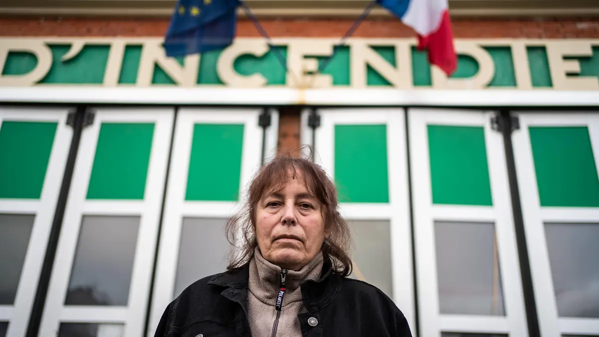  FRANCE - SOCIAL - PORTRAIT OF CORINNE LERICHE MOTHER OF JULIE Portrait of Corinne Leriche, mother of Julie, who accuses 20 firemen of having raped her daughter between the ages of 13 and 15, in front of the Bourg La Reine Fire Station where some of the firemen are still working, Bourg la Reine November 29, 2020. Paris ILE DE FRANCE - IDF FRANCE PUBLICATIONxINxGERxSUIxAUTxONLY Copyright: xXos xBouzasx HL_XBOUZAS_1295954
