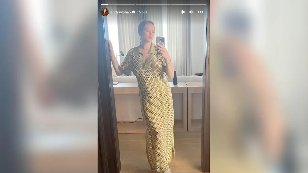 Lindsay Lohan posiert gekonnt und sendet einen Bussi an ihre Fans. Das Highlight des Fotos ist aber ihr kleiner Babybauch.