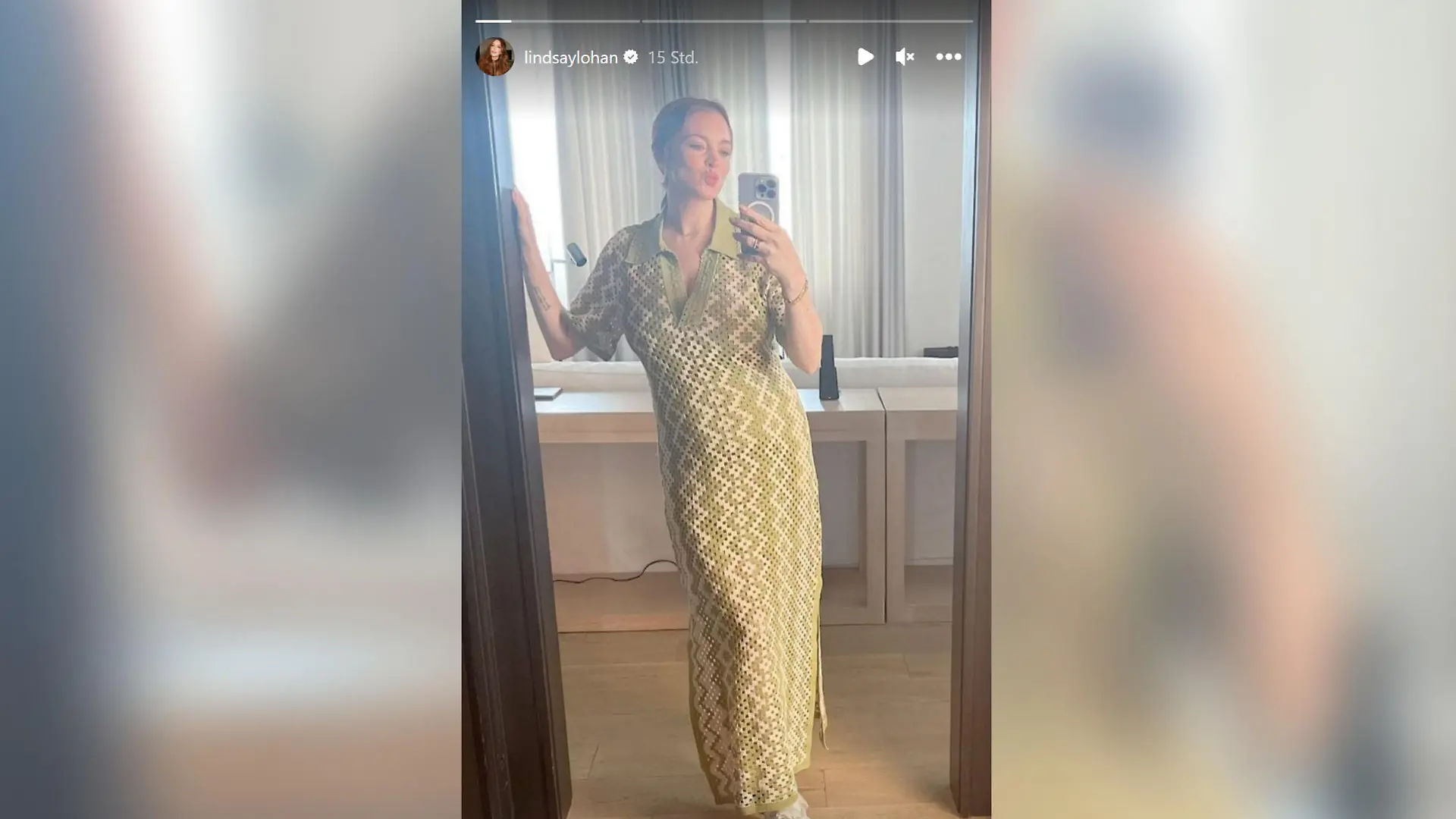 Lindsay Lohan posiert gekonnt und sendet einen Bussi an ihre Fans. Das Highlight des Fotos ist aber ihr kleiner Babybauch.