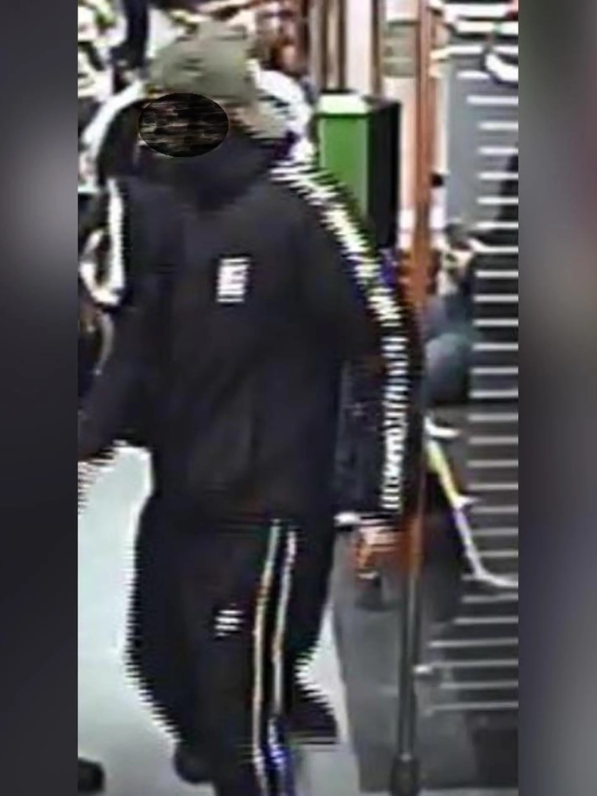 Fahndungsbild der Polizei Hannover, Tatverdächtiger wurde festgenommen. Trat er einer Frau gegen den Kopf und bespuckte sie?