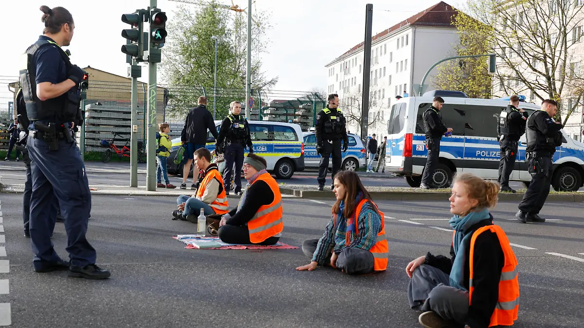 Letzte Generation Berlin, 24.04.2023 - Aktivisten der Letzen Generation haben ihree Haende auf der Kniprodestrasse festgeklebt. Die Letzte Generation hat wie angekuendigt mit Blockaden den Verkehr in Berlin behindert. *** Last Generation Berlin, 24 04 2023 Activists of the Last Generation have stuck their hands on the Kniprodestrasse As announced, the Last Generation has obstructed the traffic in Berlin with blockades.