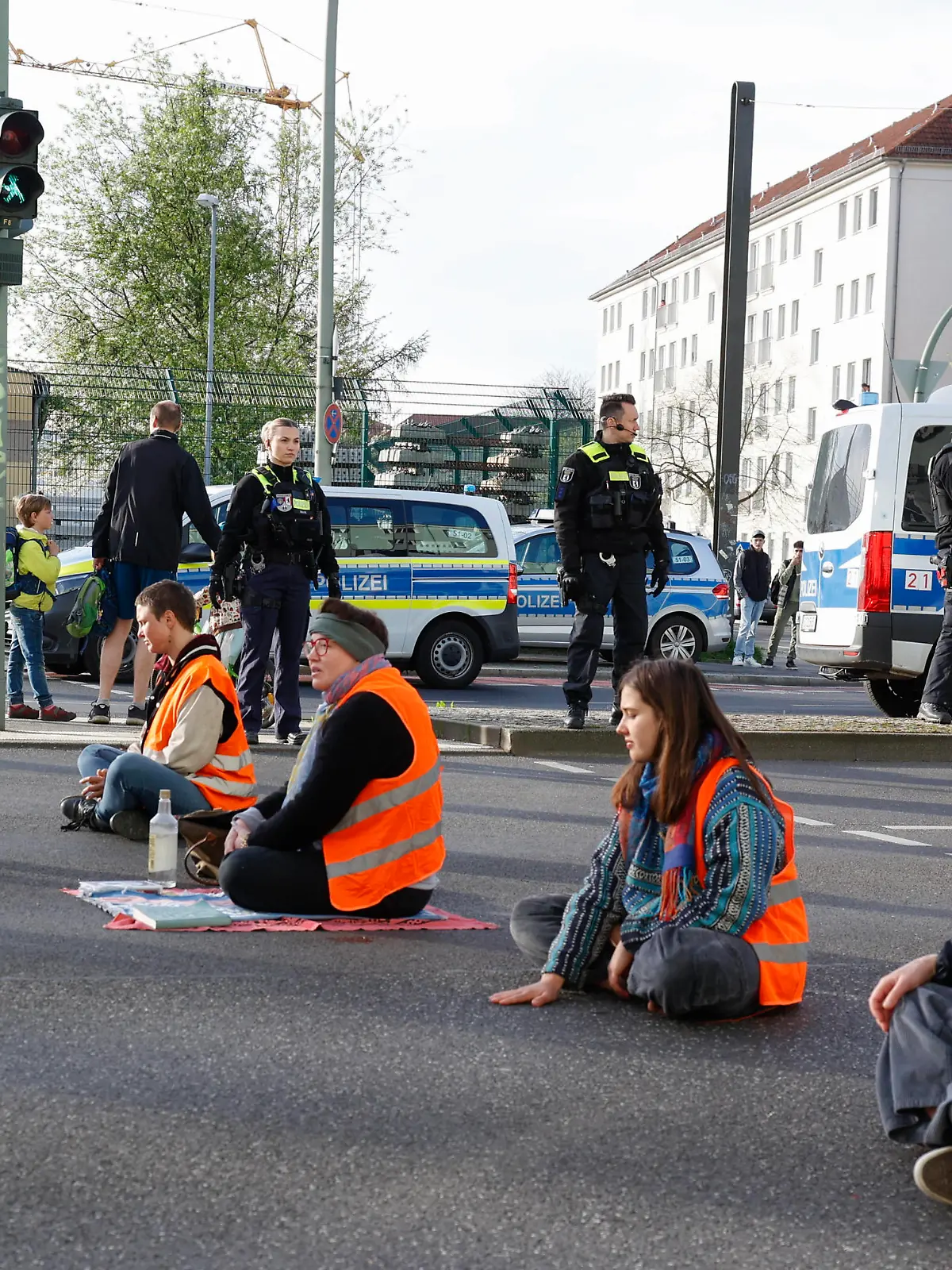 Letzte Generation Berlin, 24.04.2023 - Aktivisten der Letzen Generation haben ihree Haende auf der Kniprodestrasse festgeklebt. Die Letzte Generation hat wie angekuendigt mit Blockaden den Verkehr in Berlin behindert. *** Last Generation Berlin, 24 04 2023 Activists of the Last Generation have stuck their hands on the Kniprodestrasse As announced, the Last Generation has obstructed the traffic in Berlin with blockades.