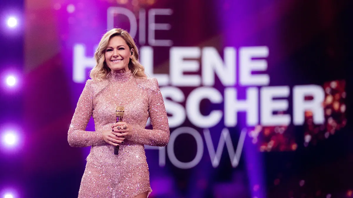 ARCHIV - 14.12.2019, Nordrhein-Westfalen, Düsseldorf: Helene Fischer, Schlagerstar, tritt während der Aufzeichnung der "Helene Fischer-Show" in der Messehalle 6 auf. Erstmals seit 2019 wird in diesem Jahr zu Weihnachten wieder eine «Helene Fischer Show» im Fernsehen laufen. Foto: Rolf Vennenbernd/dpa +++ dpa-Bildfunk +++