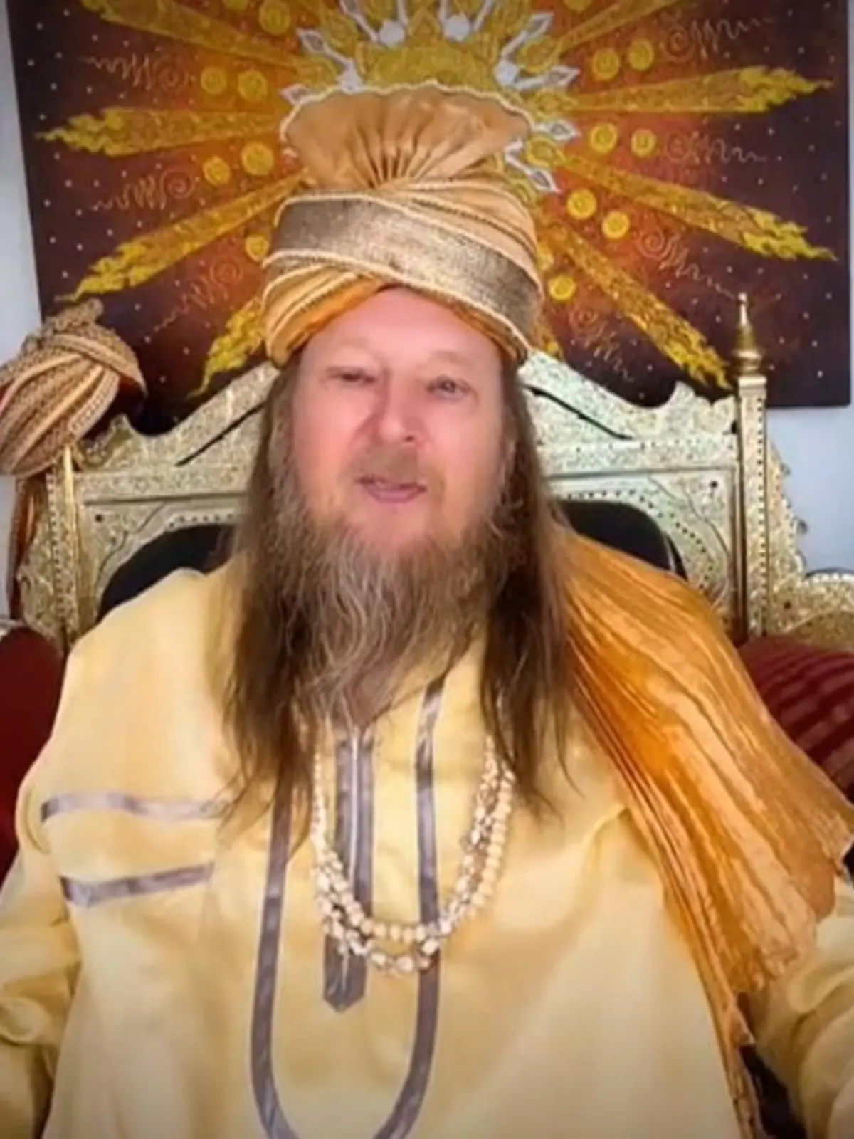 Auf TikTok hat dieser schräge, lustige Opa zigtausend Follower. Aber der selbsternannte König Thomas hat eine dubiose Vergangenheit. Wir haben uns auf Spurensuche begeben und uns die Inhalte des TikTok-Gurus genau angeschaut. Social Media-Experte Felix Beilharz warnt sogar vor dem schrillen, tanzenden Esoterik-Opa. Warum, das sehen Sie im Video. 
