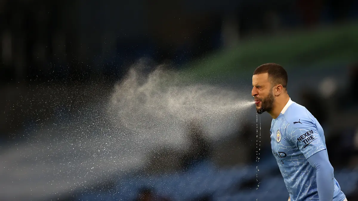 dpatopbilder - 02.03.2021, Großbritannien, Manchester: Fußball: Premier League, England, Manchester City - Wolverhampton Wanderers, 29. Spieltag, Etihad Stadium: Kyle Walker von Manchester City spuckt vor dem Spiel Wasser. Foto: Carl Recine/PA Wire/dpa +++ dpa-Bildfunk +++
