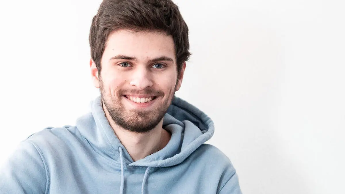 19.02.2021, Nordrhein-Westfalen, Düsseldorf: Schüler und Bestseller-Autor Tim Nießner sitzt mit seinem neuen Buch «Der Zeugnisretter» auf einem Sitzsack. Nießner aus Haan bei Düsseldorf hat systematisch die Strategien der besten Schüler Deutschlands erforscht. In seinem Buch hat er dadurch eine Menge Tipps für schlechte Schüler. (zu dpa «Operation Zeugnisrettung: Wie schlechte Schüler die Kurve kriegen») Foto: Fabian Strauch/dpa +++ dpa-Bildfunk +++