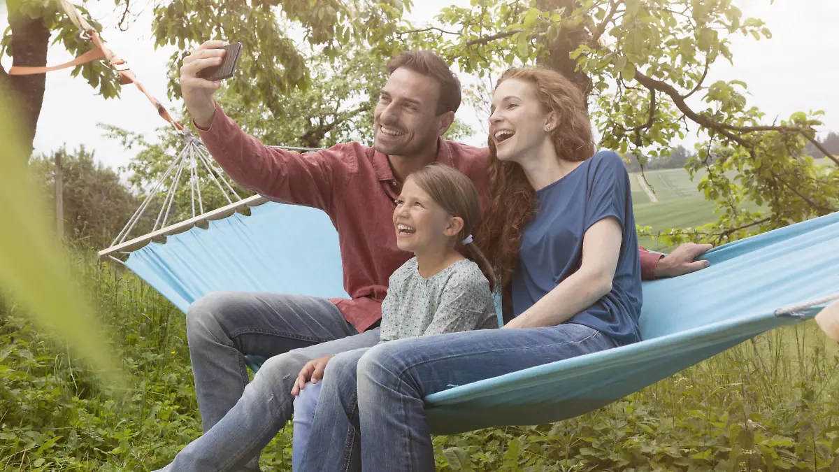 Happy family sitting in hammmock taking a selfie model released Symbolfoto PUBLICATIONxINxGERxSUIxAUTxHUNxONLY RBF005106
Happy Family Sitting in Taking a Selfie Model released Symbolic image PUBLICATIONxINxGERxSUIxAUTxHUNxONLY RBF005106