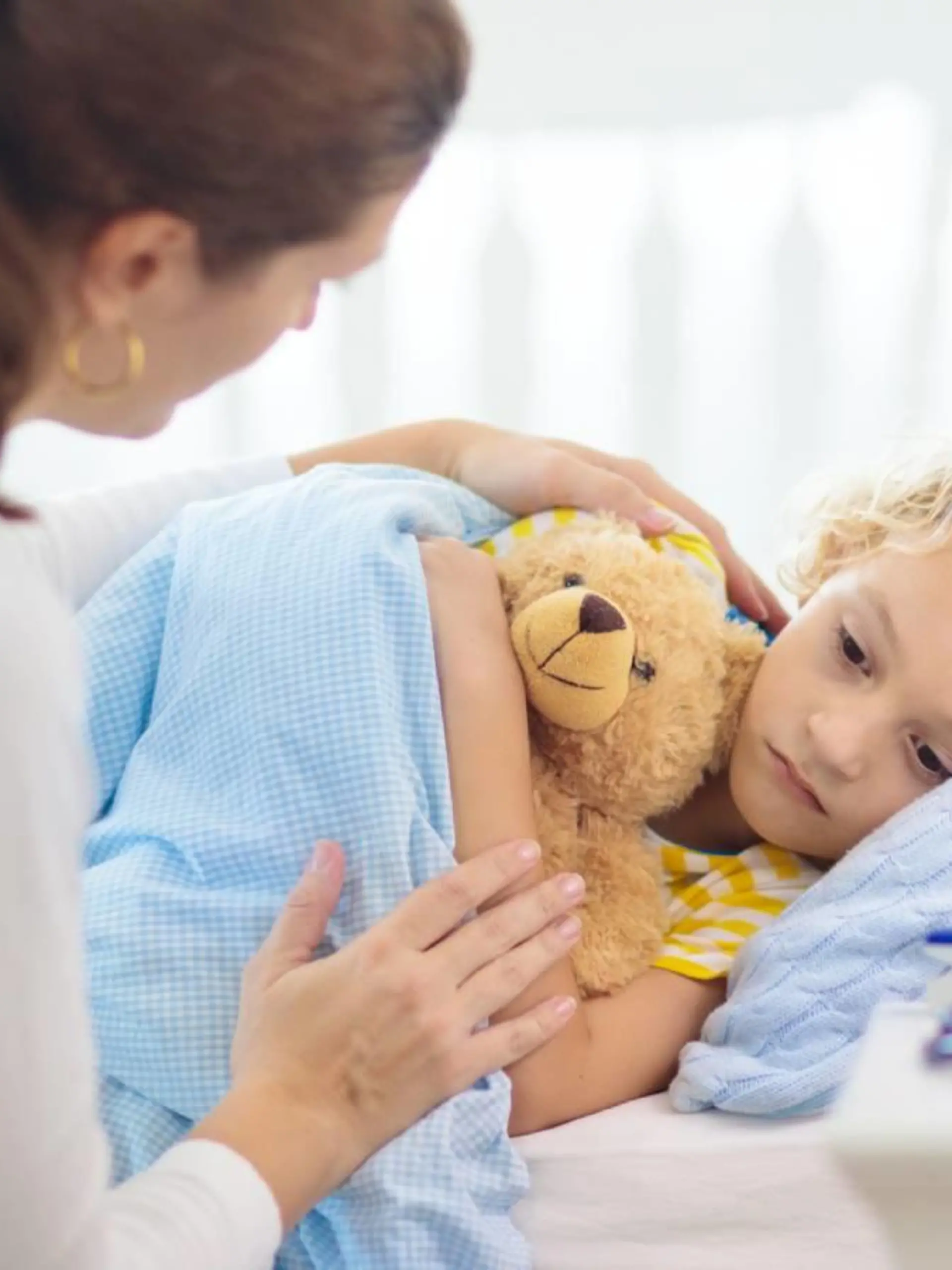 Mutter kümmert sich um krankes Kind