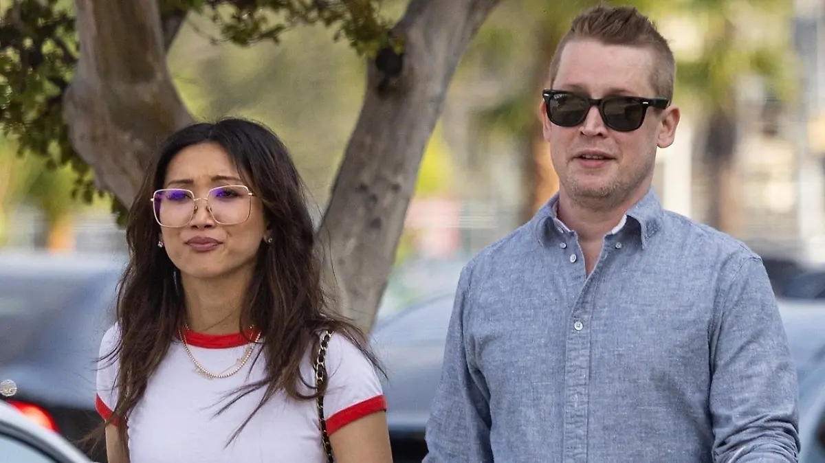 SONDERKONDITIONEN: MINDESTHONORAR: Los Angeles, CA - *EXCLUSIVE* - Happy couple Macaulay Culkin and Brenda Song hold hands as they take a romantic stroll around their Los Angeles home.
Pictured: Brenda Song, Macaulay Culkin
BACKGRID USA 25 APRIL 2023