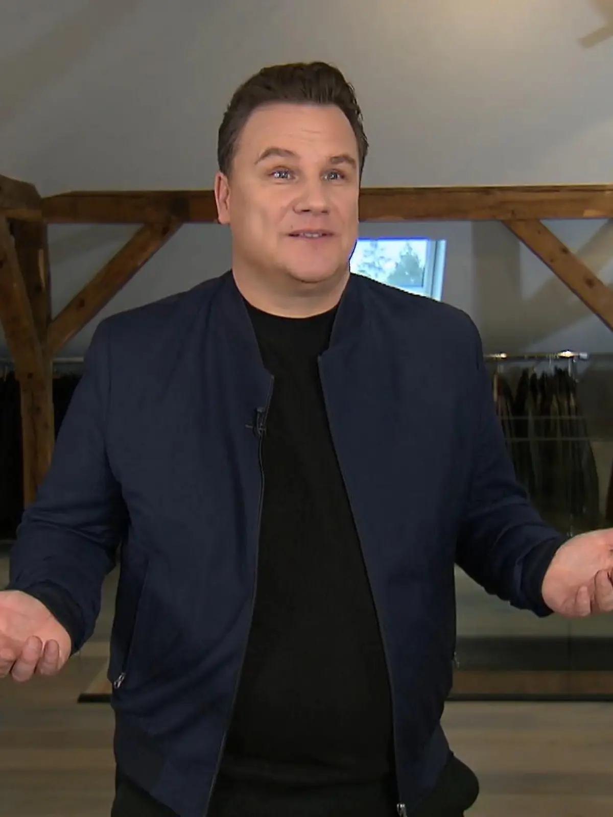 Sofa oder Sessel? Weiße oder farbige Wände? Parkett oder Teppich? Guido Maria Kretschmer beantwortet im Schnelldurchlauf neun Deko-Fragen zu seinem ganz persönlichen Geschmack. Und so viel sei verraten: Nicht immer kann sich der Star-Designer und Einrichtungsexperte schnell entscheiden.