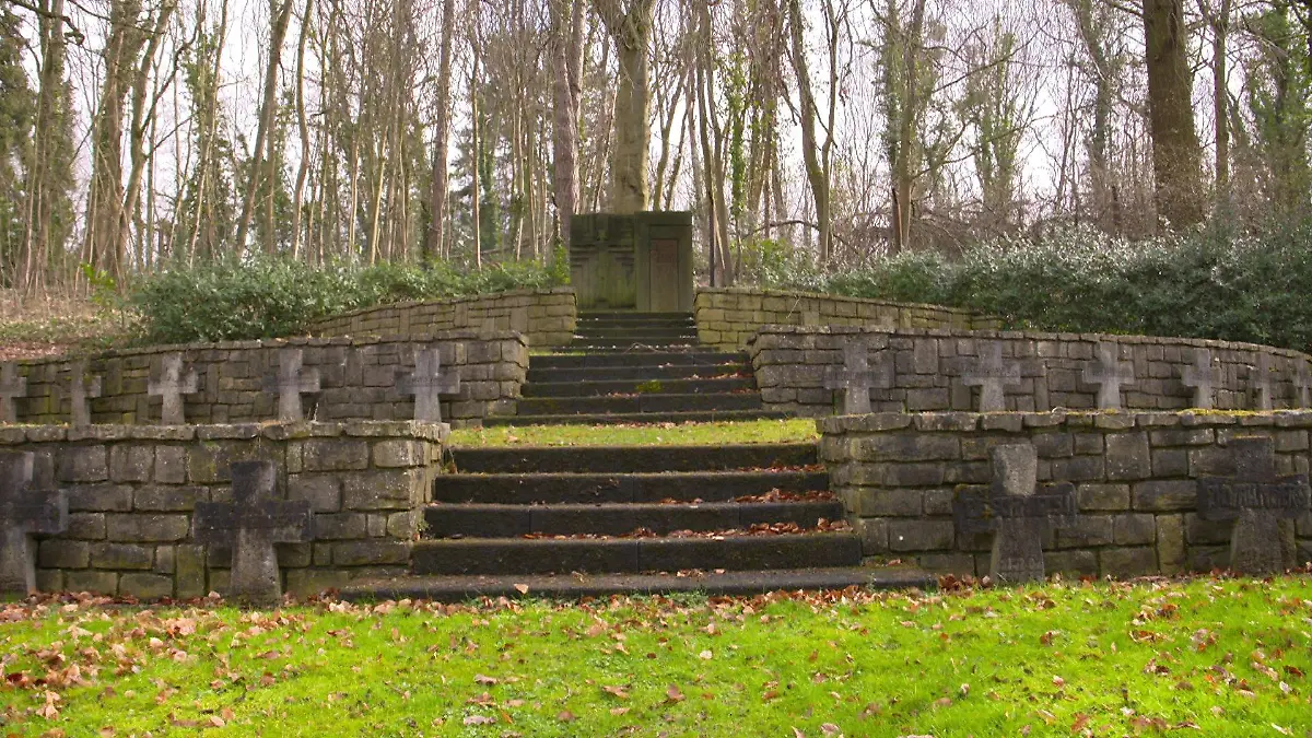 Obwohl die Vorwürfe gegen den Leiter des Aloisiuskollegs bekannt waren, bekam er ein Begräbnis auf dem "Ehrenhain" hinter der Villa.