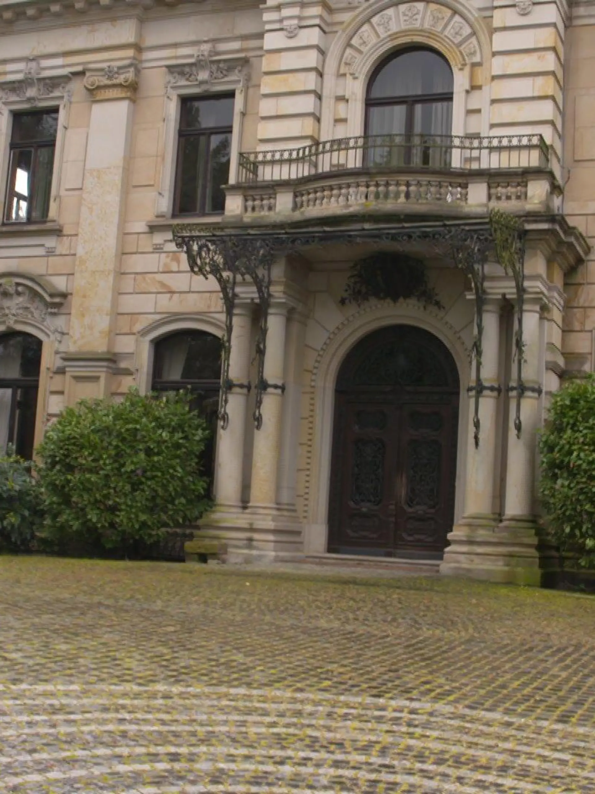 Patrick Bauer vor der Villa "Stella Rheini" in Bonn. Hier wurden er und andere Jungens jahrelang missbraucht.