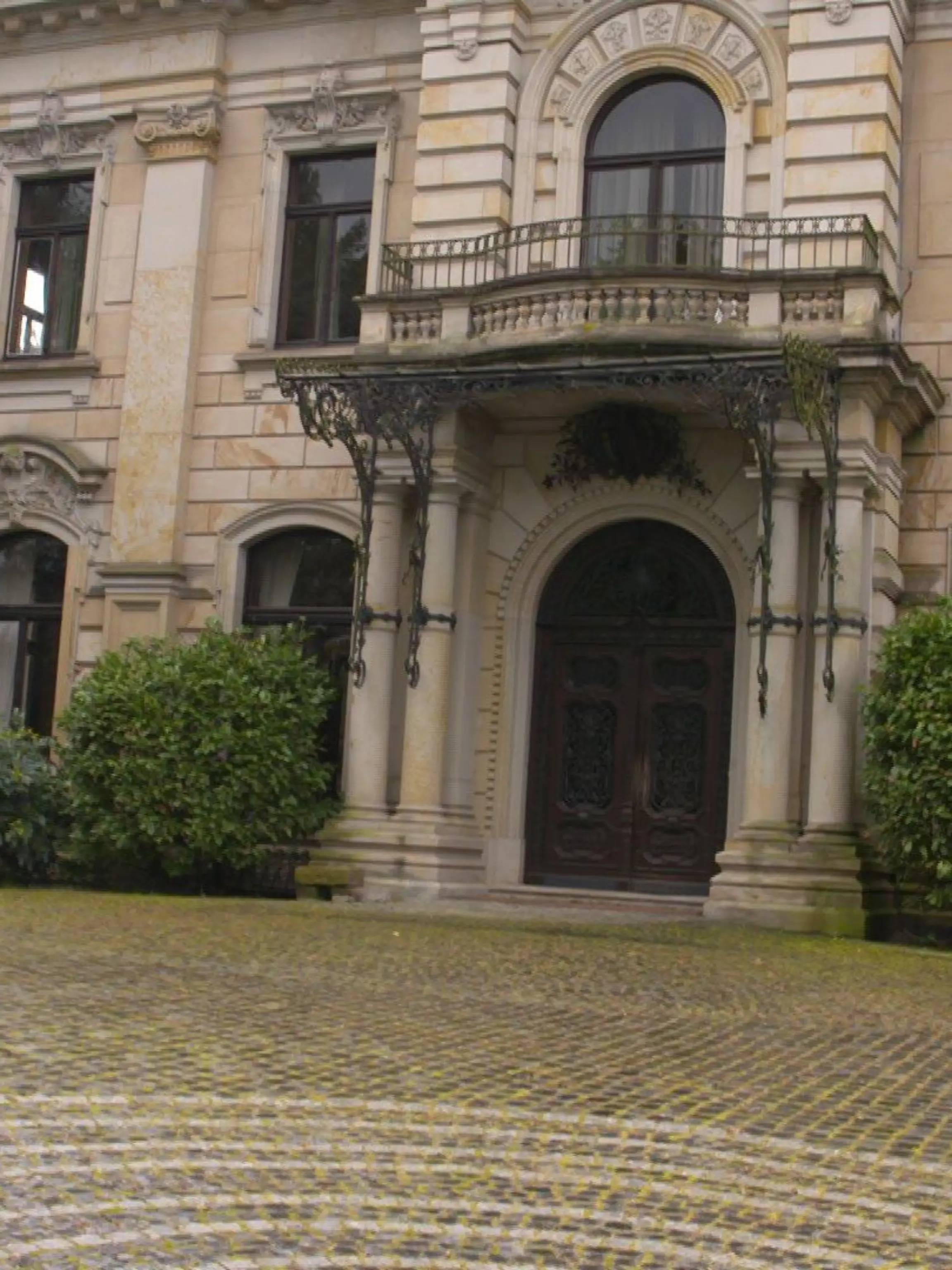 Patrick Bauer vor der Villa "Stella Rheini" in Bonn. Hier wurden er und andere Jungens jahrelang missbraucht.