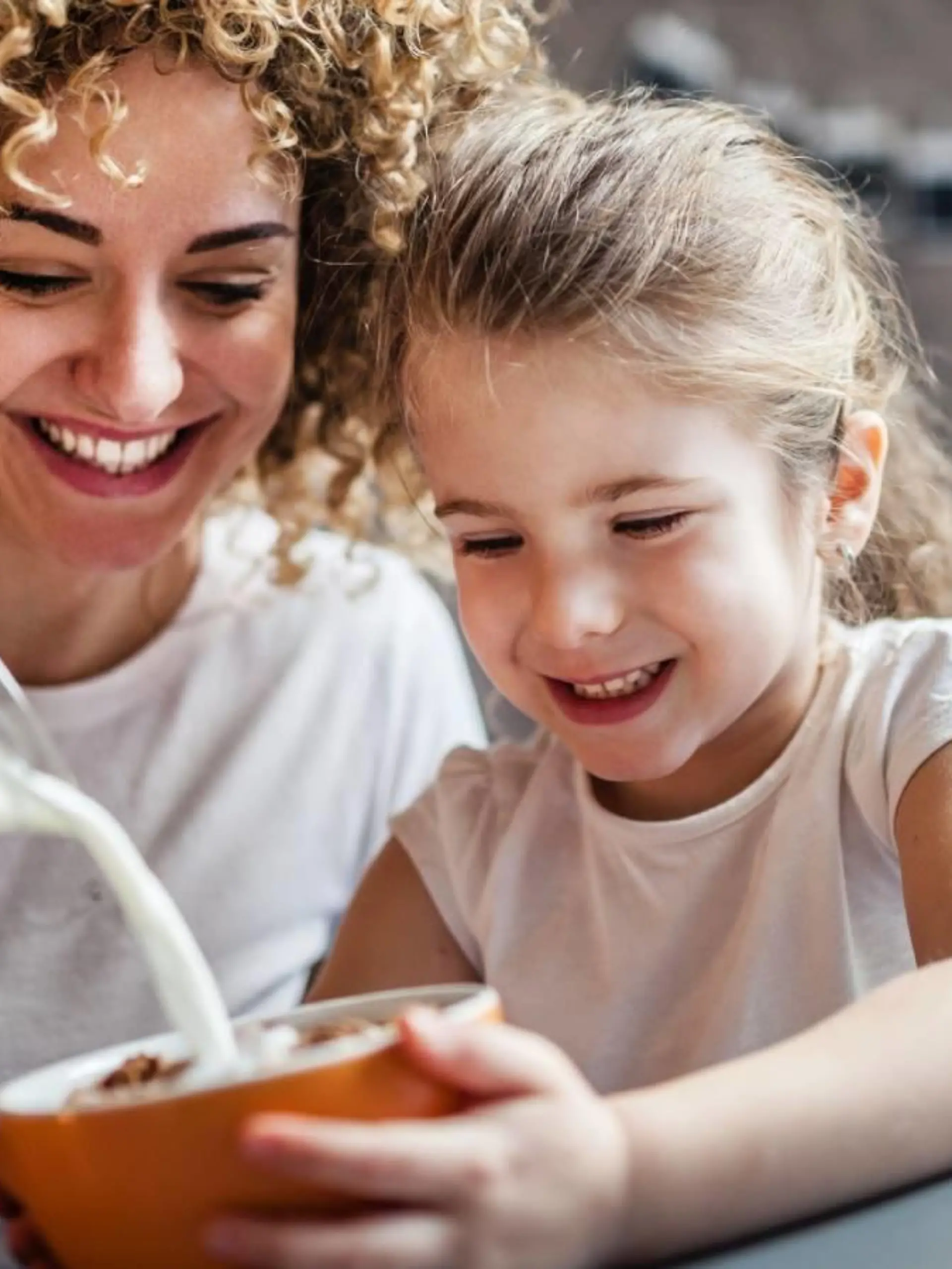 Mutter und Tochter essen Müsli