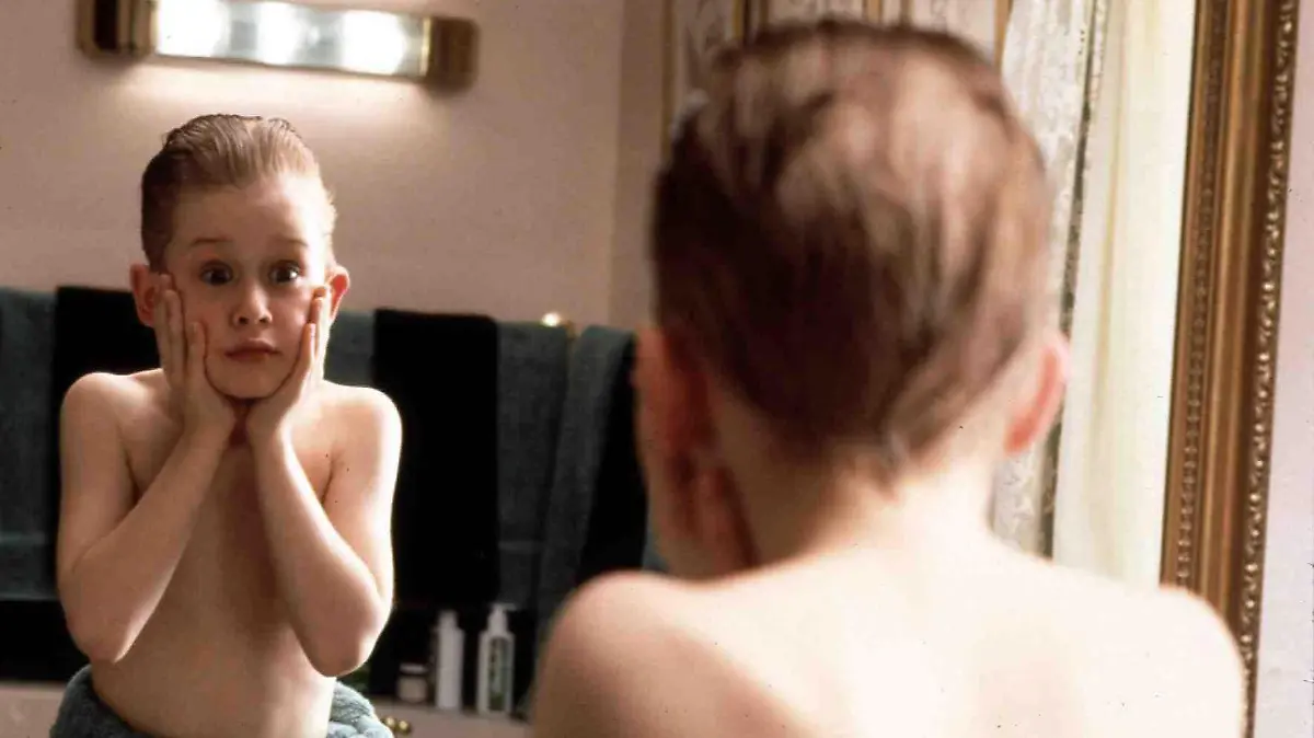Home Alone (1991) Macaulay Culkin Kevin (Macaulay Culkin) fuehlt sich ganz als Erwachsener. Dazu gehoert auch die morgendliche Rasur .. Regie: Chris Columbus , FOX , clips 07/96