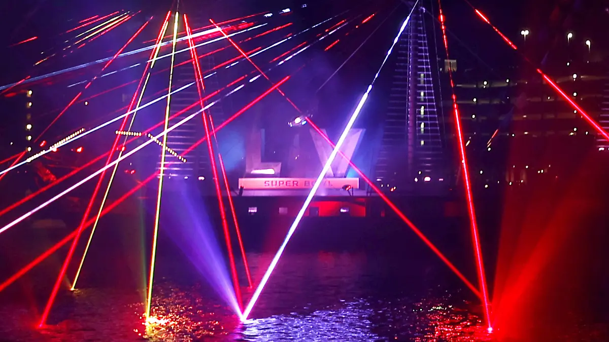  A laser show reflects off of the water below the Super Bowl LV logo that stands on the Pirate Ship Jose Gasparilla ahead of Super Bowl LV in Tampa, Florida on Saturday, February 6, 2021. The Buccaneers will play the Kansas City Chiefs in the first ever Super Bowl where the home team will host the game. PUBLICATIONxINxGERxSUIxAUTxHUNxONLY SBP20210206501 JohnxAngelillo