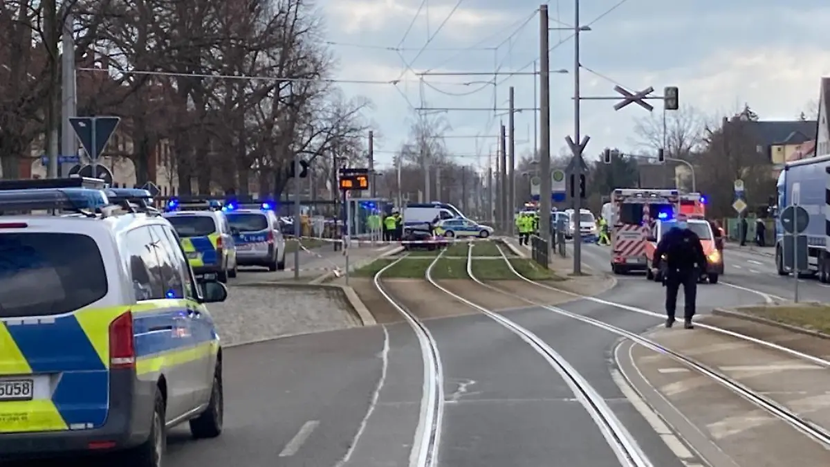 Leipzig: Unfall an Straßenbahnhaltestelle - Polizei und Feuerwehr im Einsatz