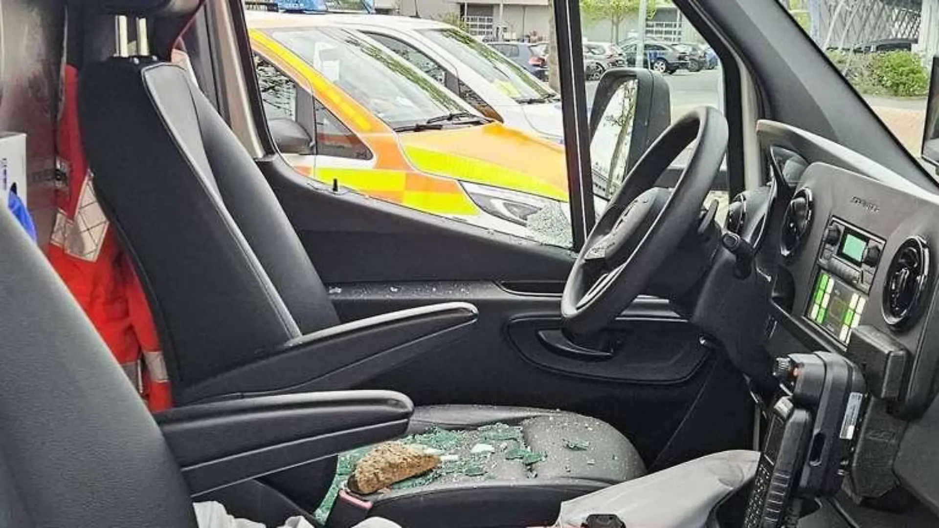 Mit einem Stein zerbricht der aggressive Mann die Scheibe des Rettungswagens. Die Sanitäterin war dorthin geflüchtet.