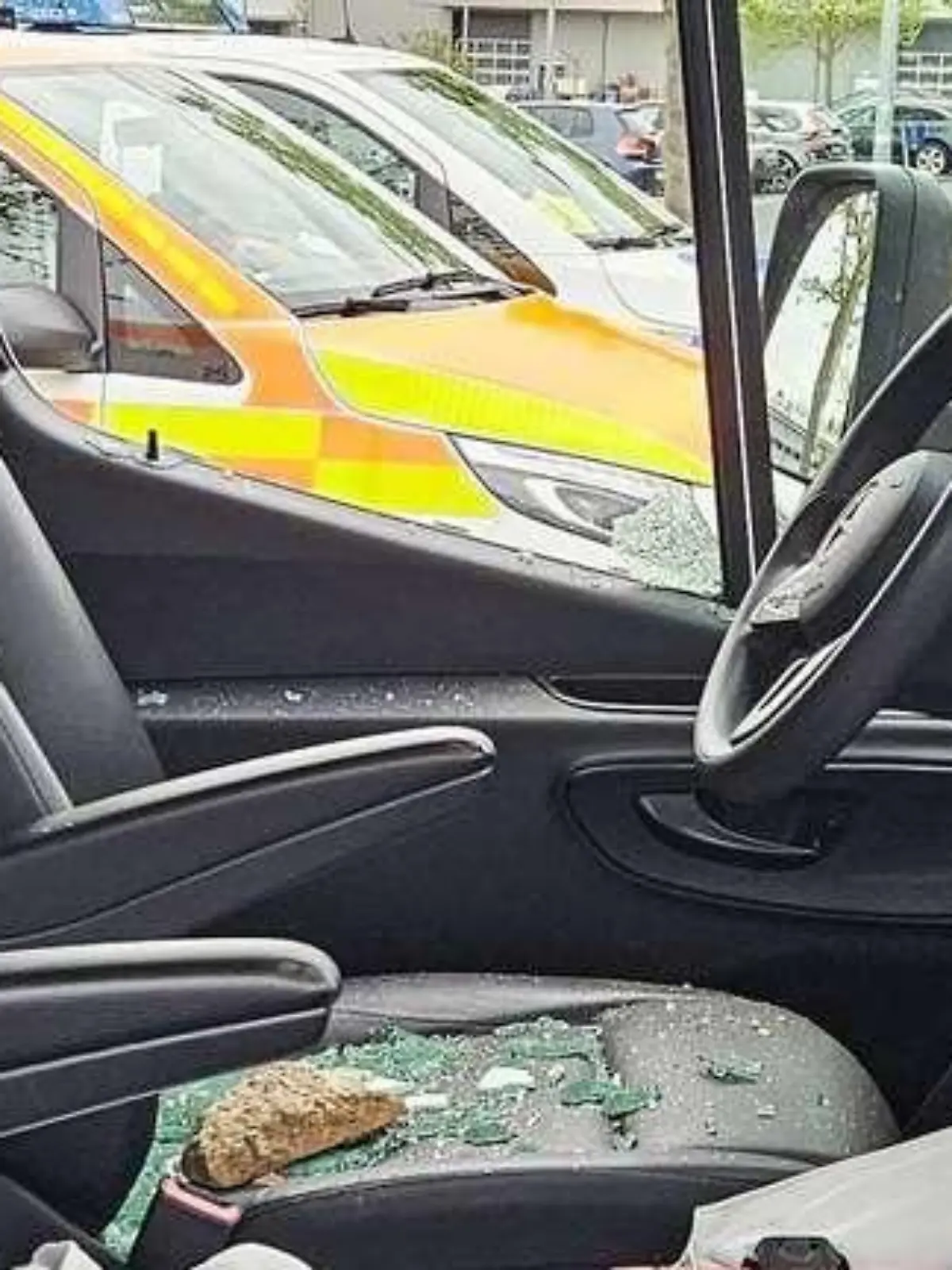 Mit einem Stein zerbricht der aggressive Mann die Scheibe des Rettungswagens. Die Sanitäterin war dorthin geflüchtet.