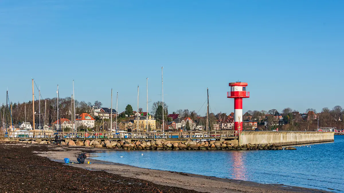  Impressionen aus Schleswig-Holstein - Eckernförde, selbst im Winter lohnt sich ein Strandspaziergang am langen Stadtstrand der Touristenmetropole, man genießt die tiefstehende Wintersonne *** Impressions from Schleswig Holstein Eckernförde, even in winter a walk on the long beach of the tourist metropolis is worthwhile, you can enjoy the low winter sun