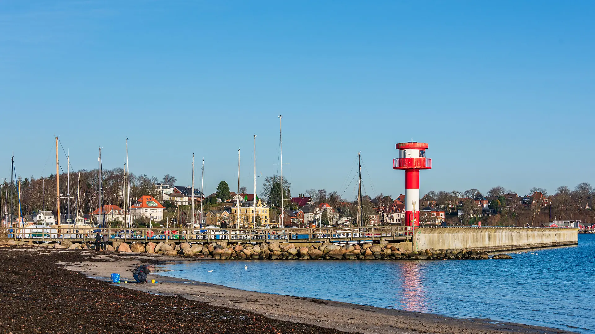 Impressionen aus Schleswig-Holstein - Eckernförde, selbst im Winter lohnt sich ein Strandspaziergang am langen Stadtstrand der Touristenmetropole, man genießt die tiefstehende Wintersonne *** Impressions from Schleswig Holstein Eckernförde, even in winter a walk on the long beach of the tourist metropolis is worthwhile, you can enjoy the low winter sun