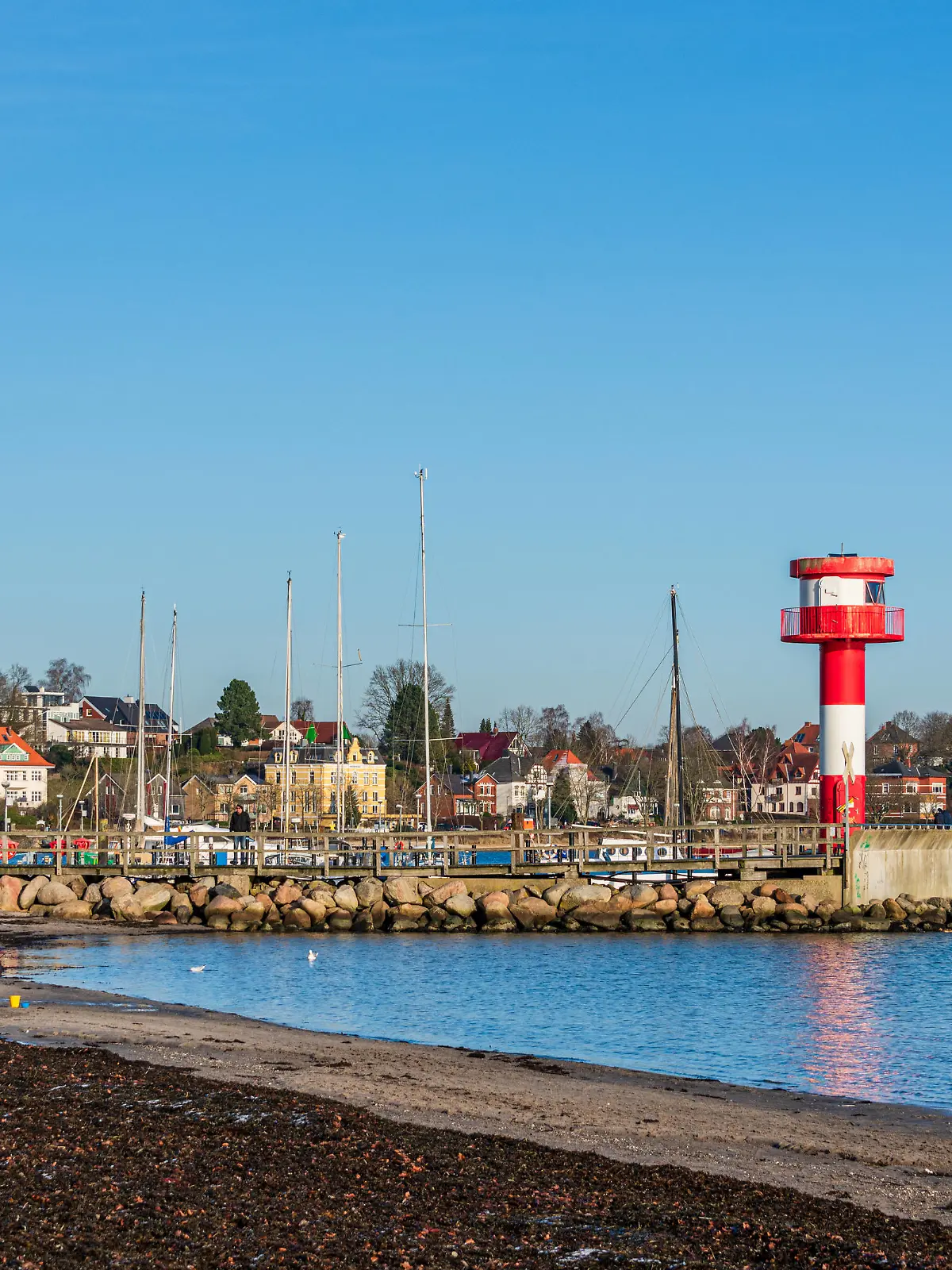  Impressionen aus Schleswig-Holstein - Eckernförde, selbst im Winter lohnt sich ein Strandspaziergang am langen Stadtstrand der Touristenmetropole, man genießt die tiefstehende Wintersonne *** Impressions from Schleswig Holstein Eckernförde, even in winter a walk on the long beach of the tourist metropolis is worthwhile, you can enjoy the low winter sun