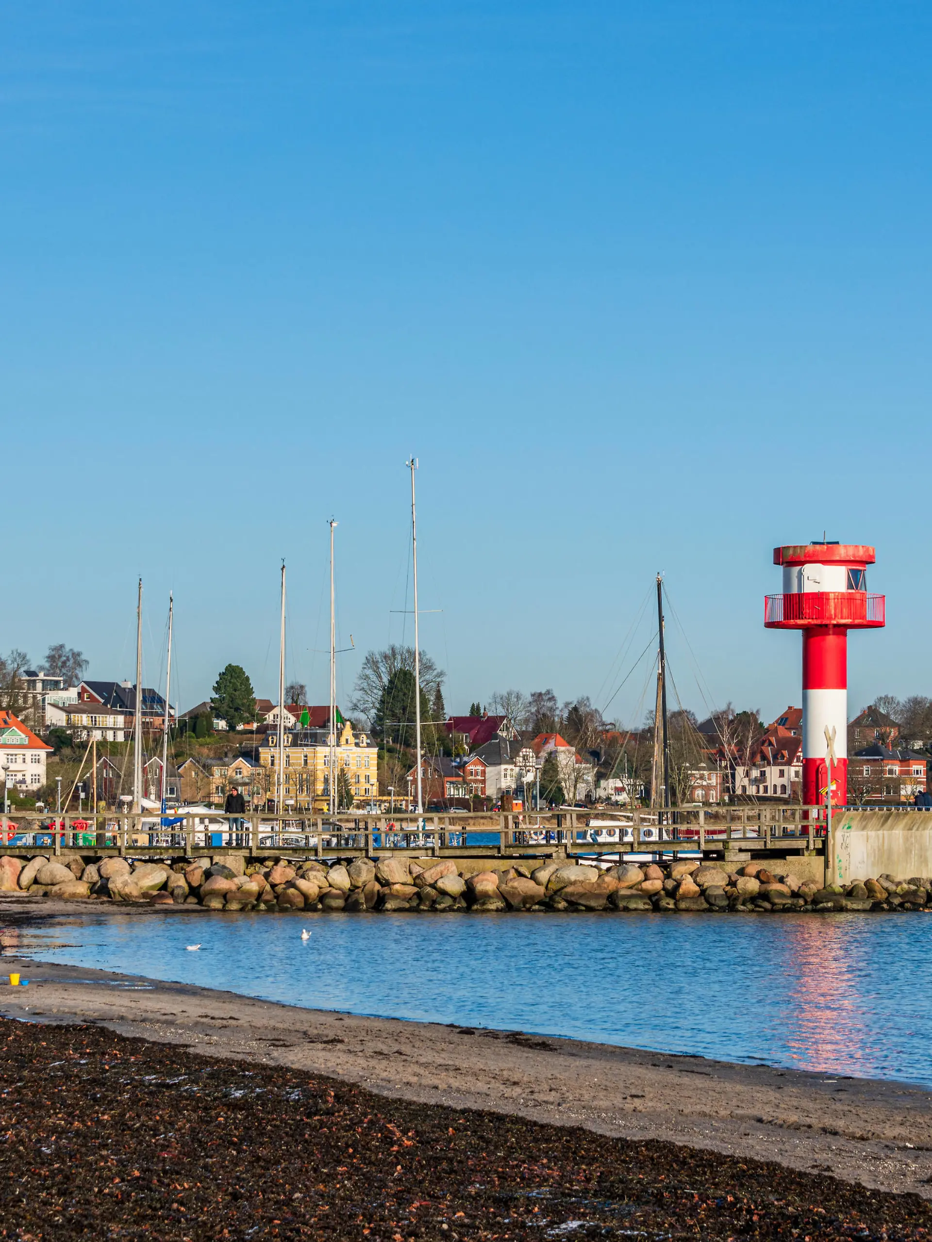  Impressionen aus Schleswig-Holstein - Eckernförde, selbst im Winter lohnt sich ein Strandspaziergang am langen Stadtstrand der Touristenmetropole, man genießt die tiefstehende Wintersonne *** Impressions from Schleswig Holstein Eckernförde, even in winter a walk on the long beach of the tourist metropolis is worthwhile, you can enjoy the low winter sun