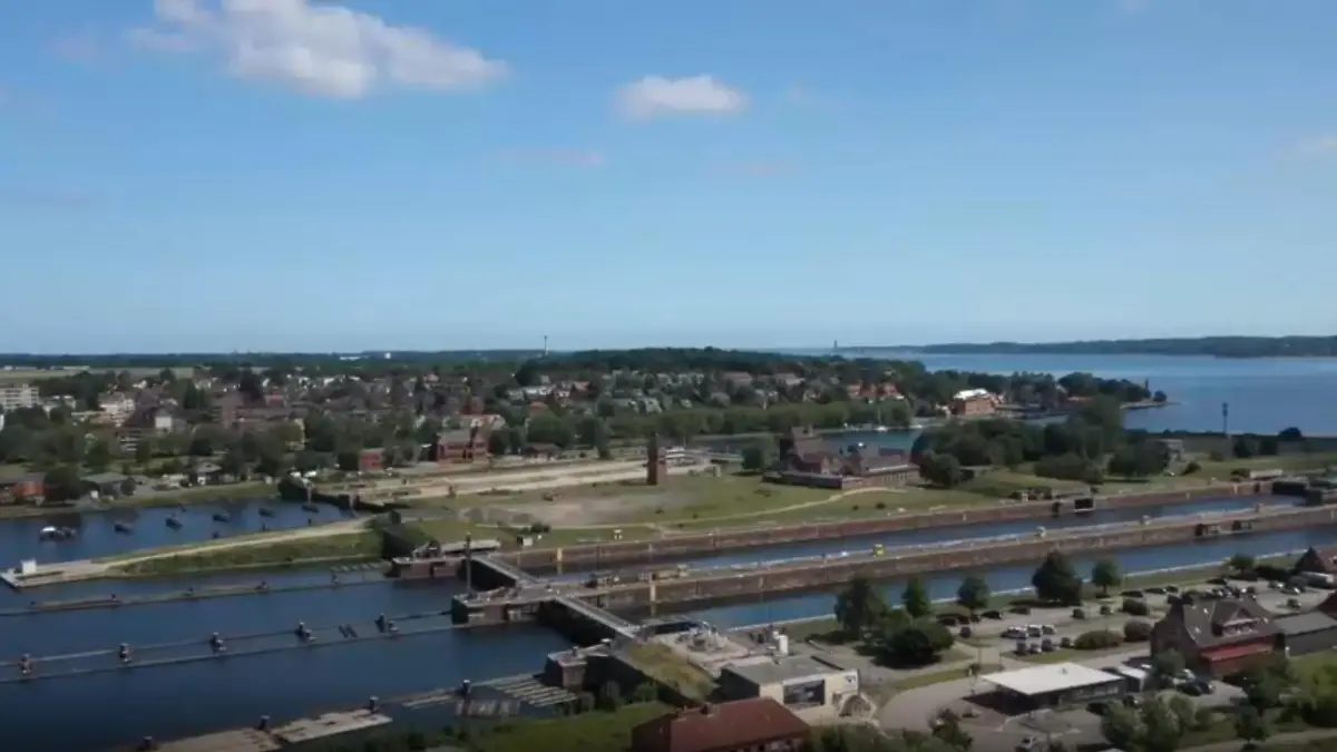 Nord-Ostsee-Kanal in Kiel-Holtenau