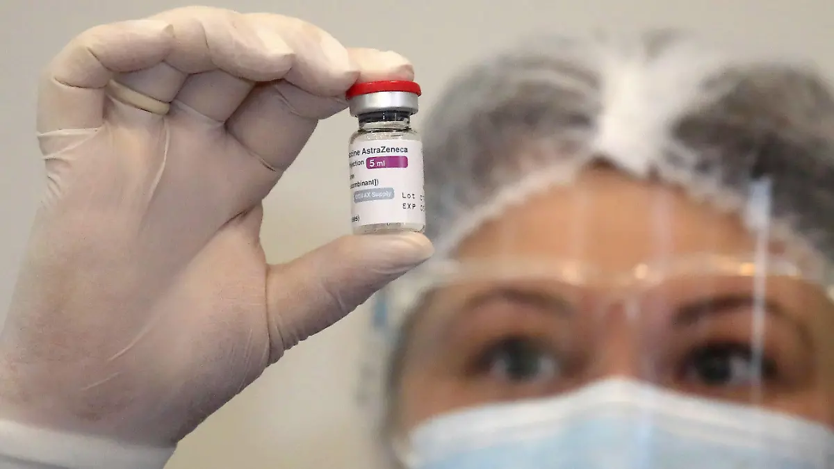 TBILISI, GEORGIA - MARCH 15, 2021: A nurse holds a vial containing the AstraZeneca vaccine against COVID-19 used at the Infectious Diseases, AIFS and Clinical Immunology Research Centre. David Mdzinarishvili/TASS PUBLICATIONxINxGERxAUTxONLY TS0F96A7 