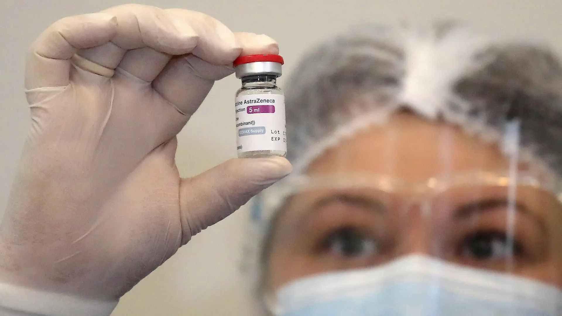 TBILISI, GEORGIA - MARCH 15, 2021: A nurse holds a vial containing the AstraZeneca vaccine against COVID-19 used at the Infectious Diseases, AIFS and Clinical Immunology Research Centre. David Mdzinarishvili/TASS PUBLICATIONxINxGERxAUTxONLY TS0F96A7