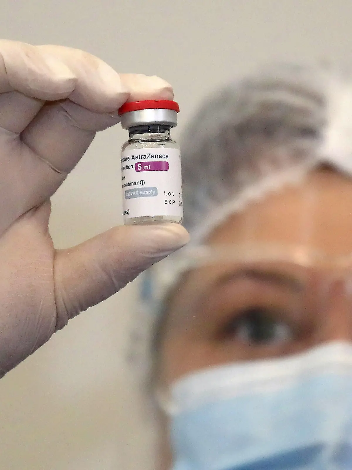 TBILISI, GEORGIA - MARCH 15, 2021: A nurse holds a vial containing the AstraZeneca vaccine against COVID-19 used at the Infectious Diseases, AIFS and Clinical Immunology Research Centre. David Mdzinarishvili/TASS PUBLICATIONxINxGERxAUTxONLY TS0F96A7 