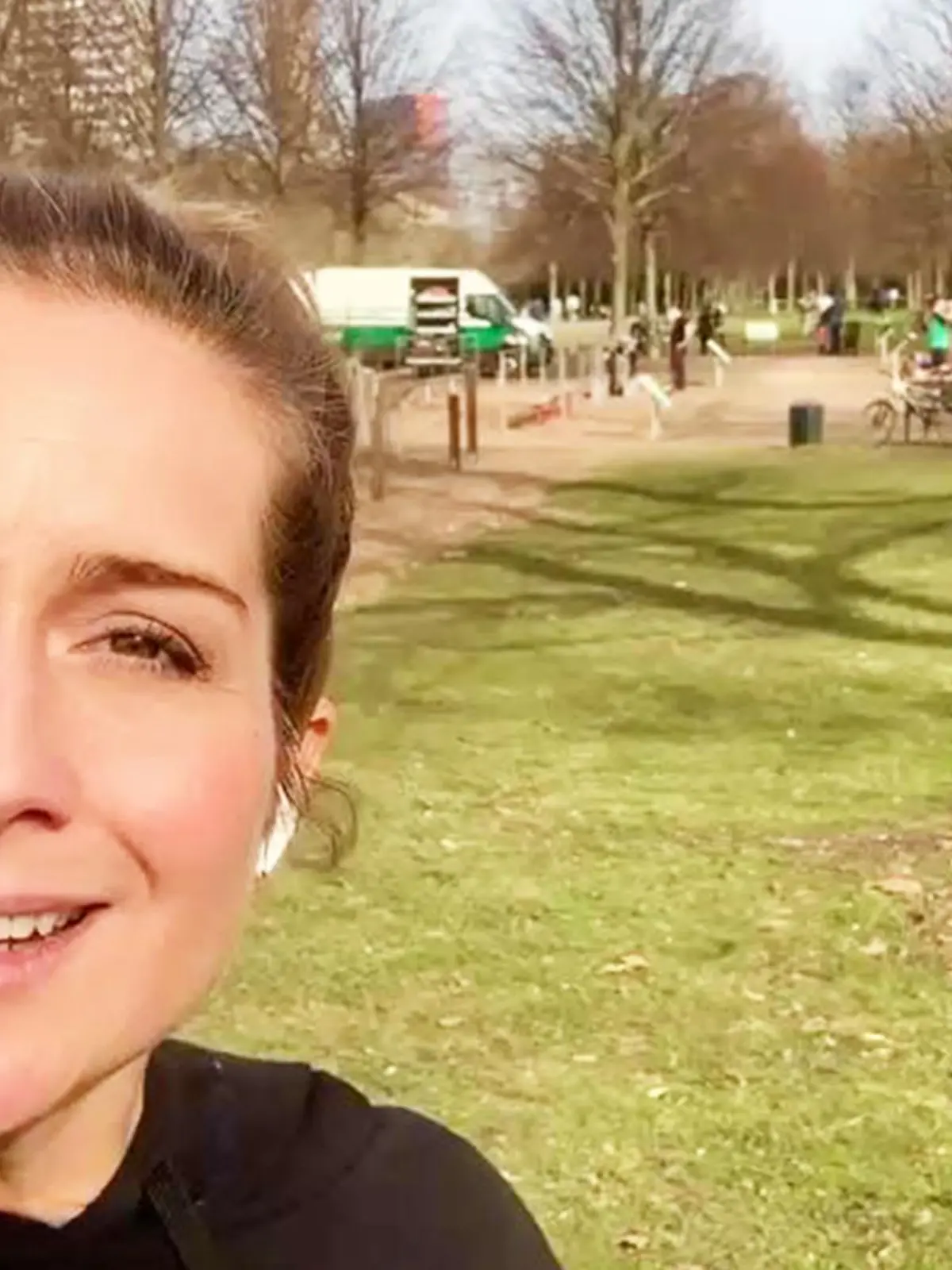 RTL Moderatorin Susanna Ohlen auf einer Wiese