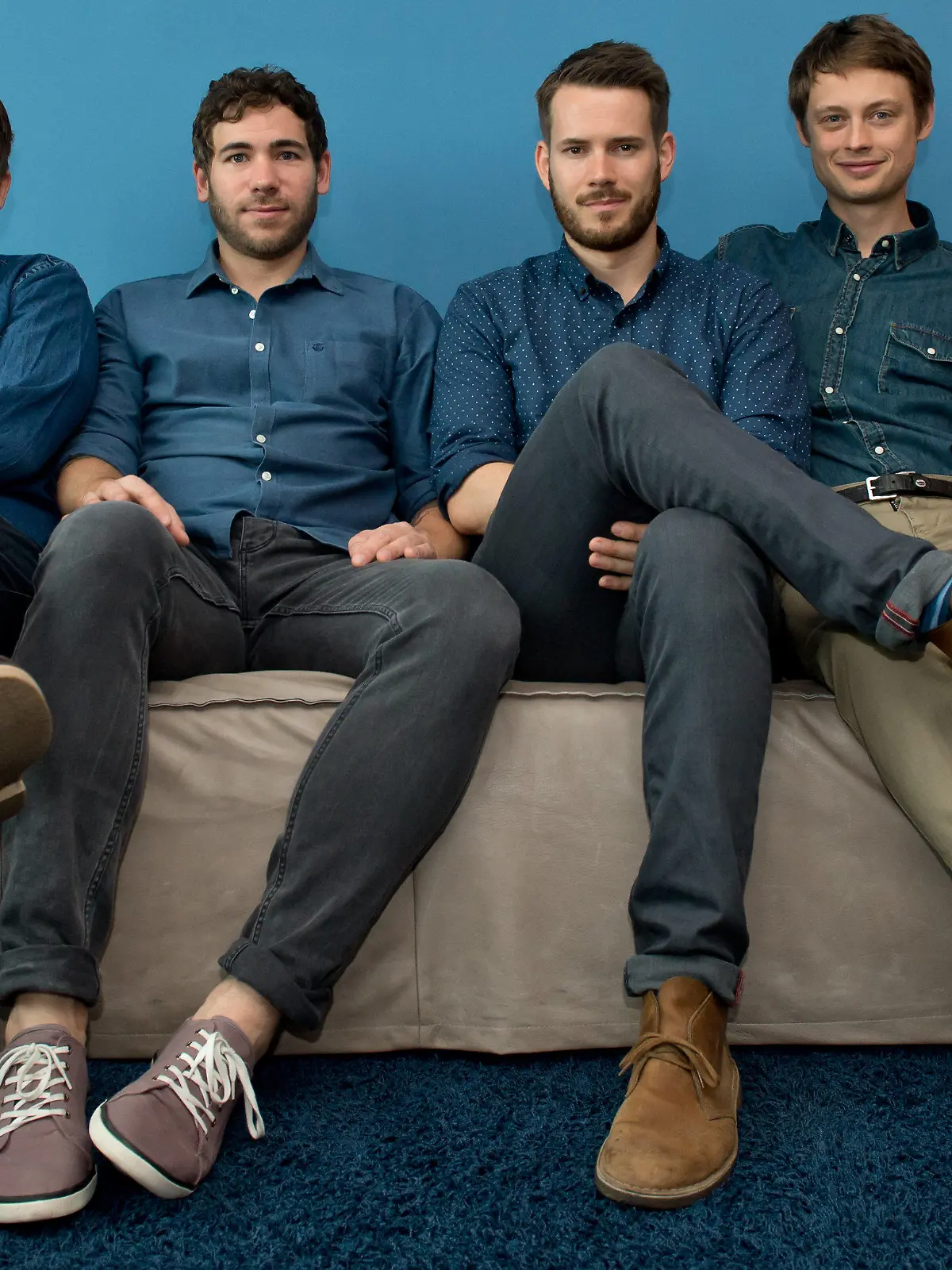 Kristoffer Hünecke (l-r), Niels Grötsch, Johannes Strate und Jakob Sinn von der Band "Revolverheld" posieren am 19.08.2013 in Hamburg für den Fotografen. Ständig unterwegs und in Bewegung sind die Musiker von Revolverheld - nach drei Jahren Pause auch wieder gemeinsam. Foto: Sven Hoppe/dpa (zu dpa-Korr-Bericht: "«Immer in Bewegung» - Revolverheld nun auch wieder gemeinsam" vom 17.09.2013) +++(c) dpa - Bildfunk+++