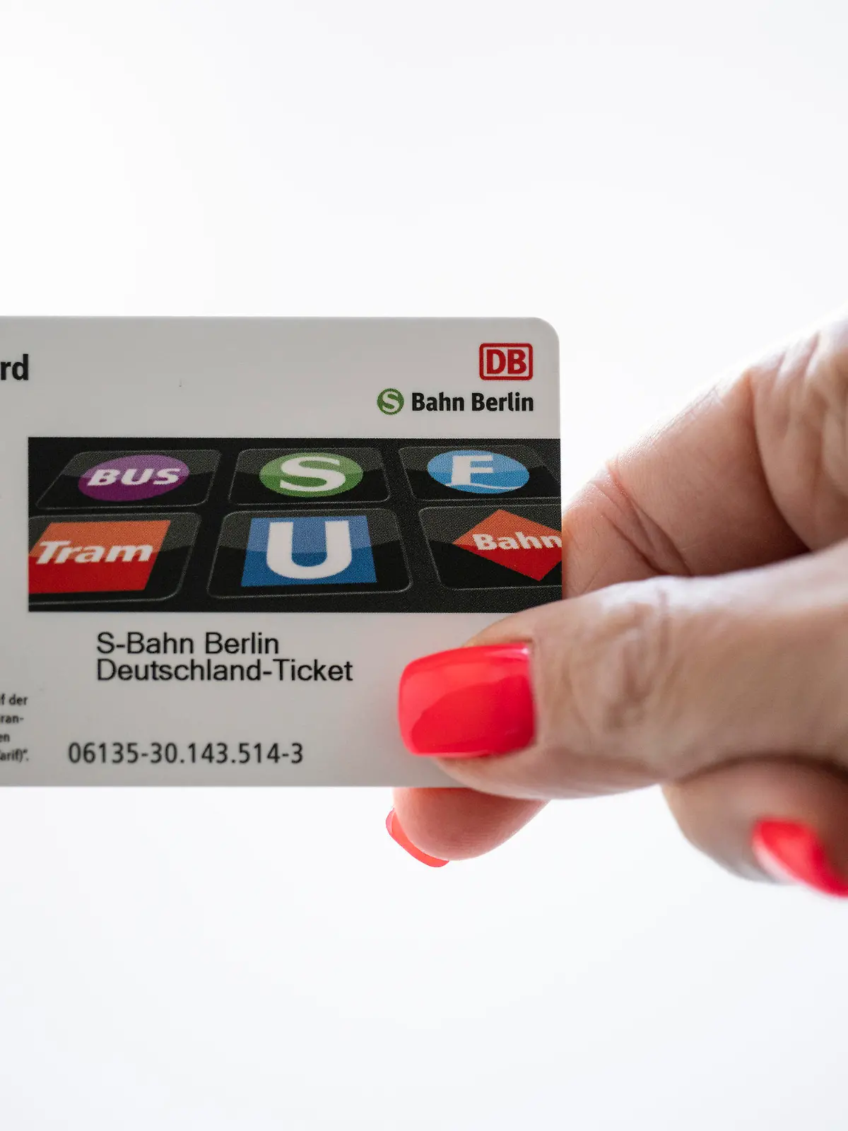 ARCHIV - 03.04.2023, Berlin: Die Hand einer Frau hält eine Deutschlandticket-Chipkarte in der Hand. Am Montag geht es los, das Deutschlandticket startet - aber was bringt es dem Klimaschutz, wird es auch ein «Klimaticket»? (zu dpa «Was bringt das Deutschlandticket dem Klima?») Foto: Hannes P. Albert/dpa +++ dpa-Bildfunk +++