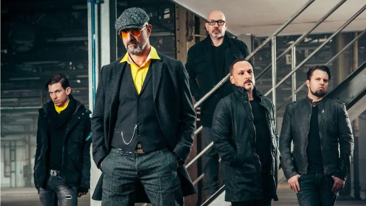 Alexander Wesselsky (2. v. l.) sprach mit uns über das neue "Eisbrecher"-Album "Liebe macht Monster".