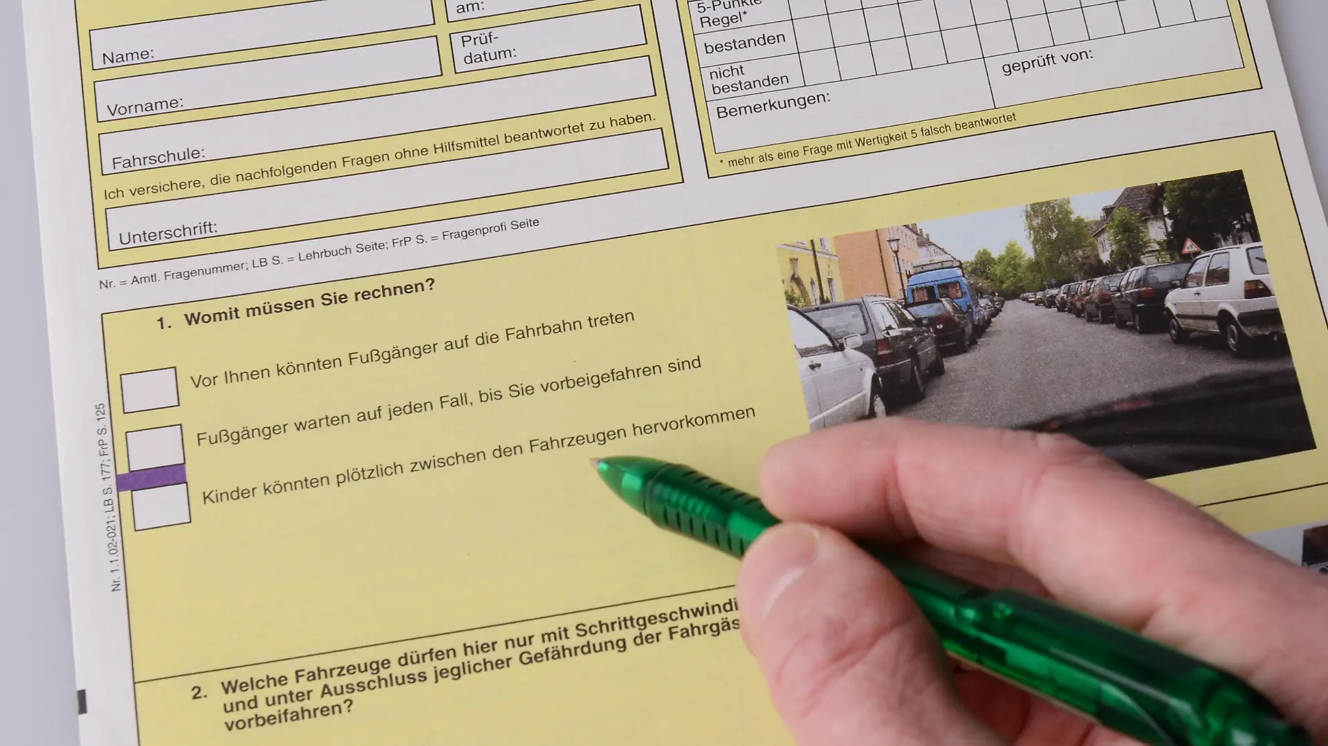Eine Betrüger-Bande soll für Prüflinge Führerschein-Prüfungen abgelegt haben.