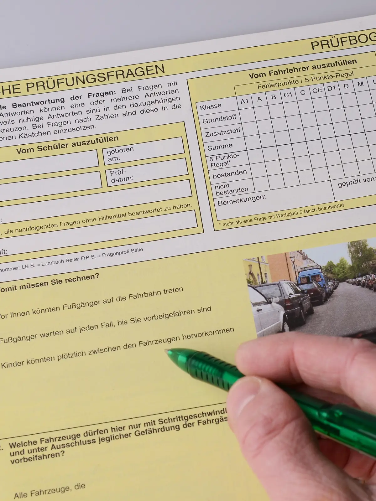 Eine Betrüger-Bande soll für Prüflinge Führerschein-Prüfungen abgelegt haben. 
