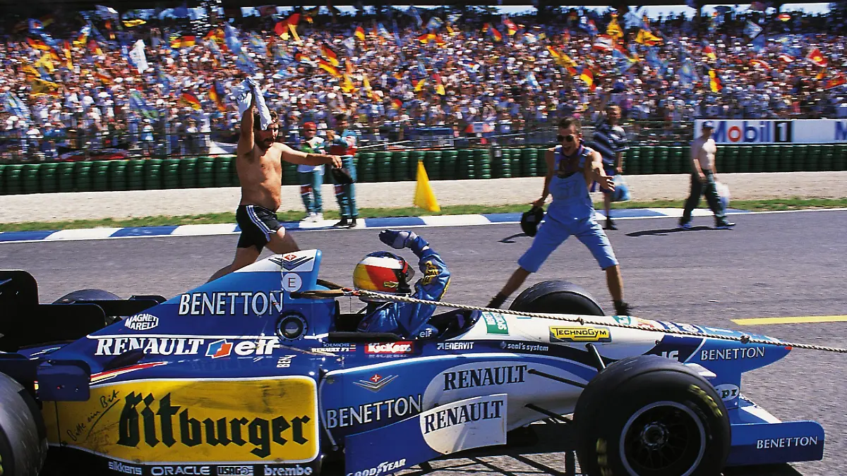 Michael Schumacher nach seinem Sieg in Hockenheim am 3o.Juli 1995.