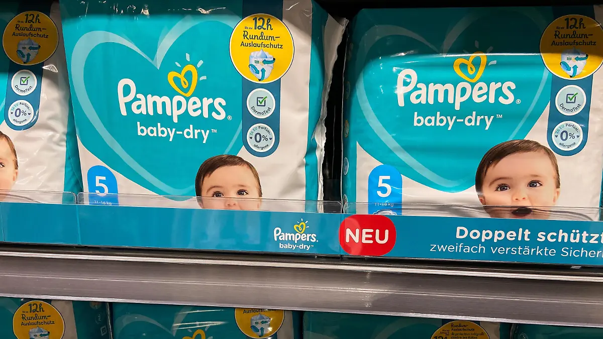 Pampers baby dry Windeln im deutschen Supermarktregal