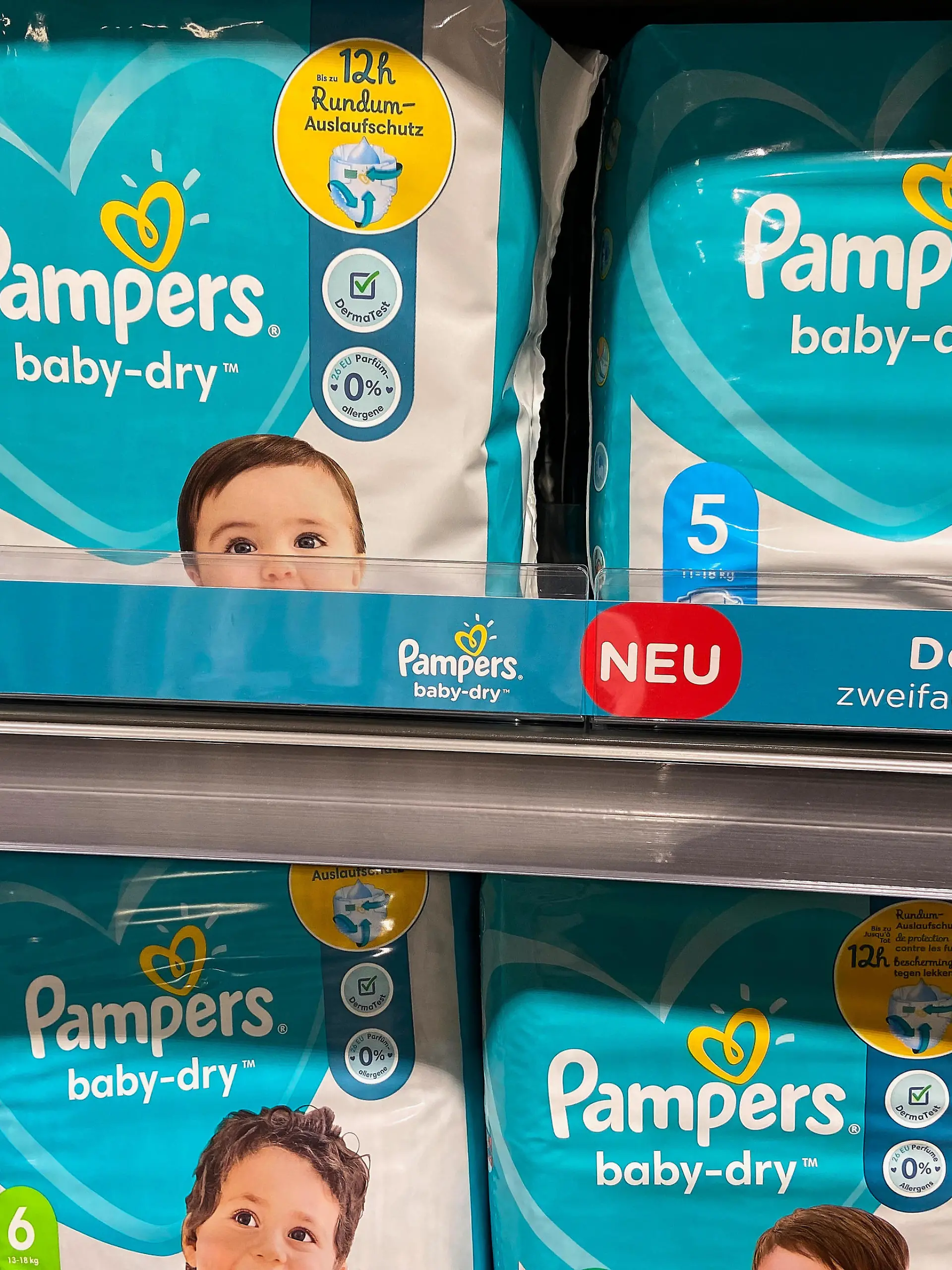 Pampers baby dry Windeln im deutschen Supermarktregal