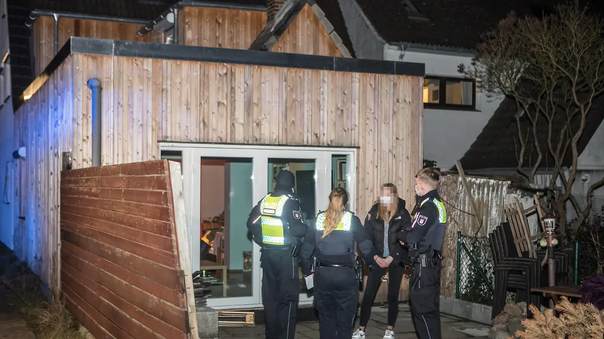 Wegen eines Videos - 17-jähriges Mädchen von Dach gefallen, schwer verletzt 14.03.21 - Hamburg: Zwei junge Mädchen 17 und 18 Jahre wollten auf einer Dachterrasse eines Einfamilienhauses ein witziges Handyvideo aufnehmen. Beim Rückwärtsgehen stolpere die 17-jährige über die Dachkante ins viel rückwärts herunter. Sie stürzte ungefähr 3 Meter in die Tiefe auf eine Steinterrasse. Nach der Aussage ihrer 18-jährigen Freundin war sie kurzzeitig nicht ansprechbar Die alarmierte Feuerwehr konnte die 17-jährige mit einer Vakuummatratze stabilisieren und in einem Rettungswagen weiter behandeln. Anschließend kam die 17-jährige, mit der Begleitung eines Notarztes, in ein Krankenhaus. Hamburg Striepentwiete Deutschland Copyright: xSebastianxPetersx 
