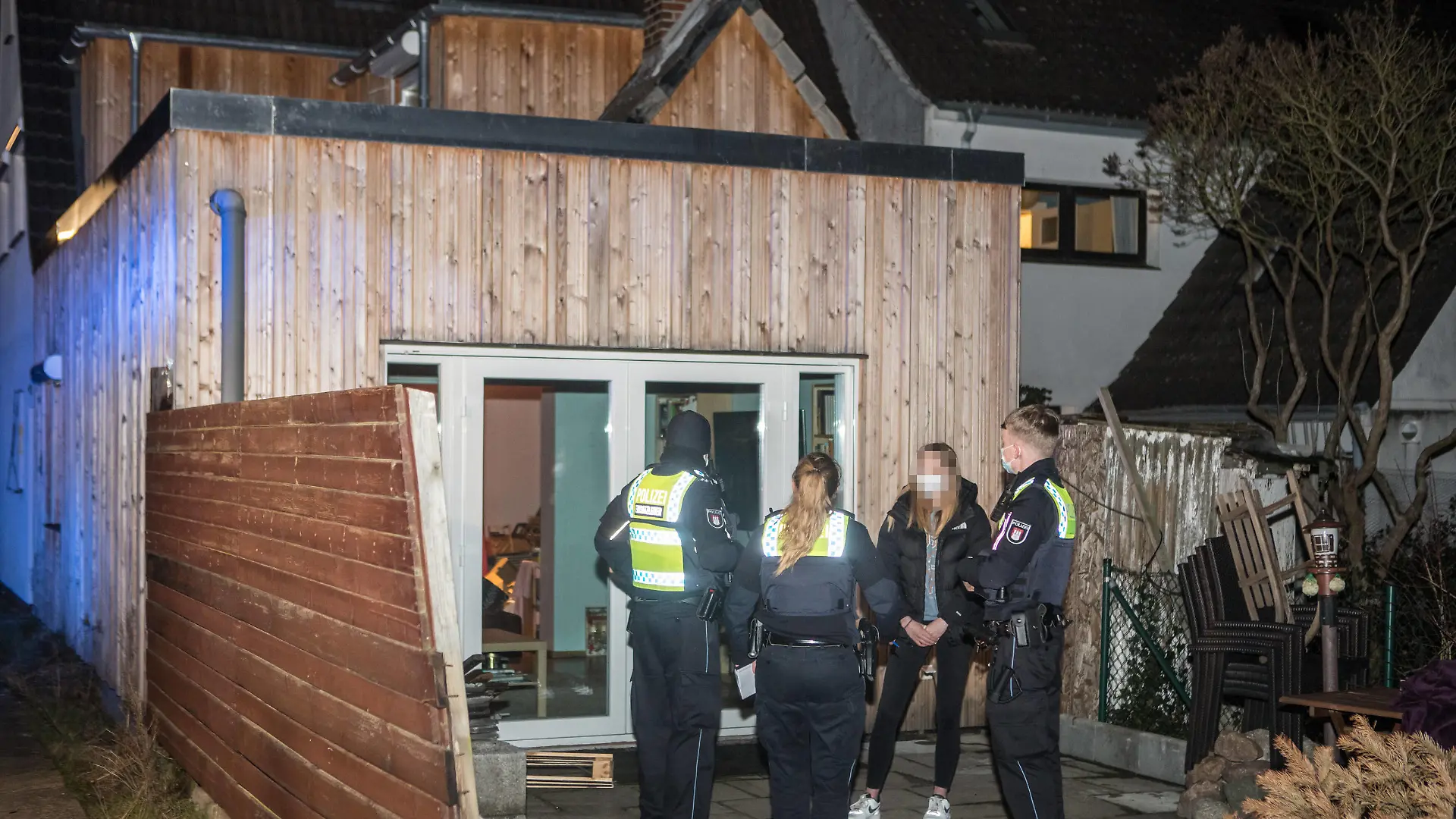 Wegen eines Videos - 17-jähriges Mädchen von Dach gefallen, schwer verletzt 14.03.21 - Hamburg: Zwei junge Mädchen 17 und 18 Jahre wollten auf einer Dachterrasse eines Einfamilienhauses ein witziges Handyvideo aufnehmen. Beim Rückwärtsgehen stolpere die 17-jährige über die Dachkante ins viel rückwärts herunter. Sie stürzte ungefähr 3 Meter in die Tiefe auf eine Steinterrasse. Nach der Aussage ihrer 18-jährigen Freundin war sie kurzzeitig nicht ansprechbar Die alarmierte Feuerwehr konnte die 17-jährige mit einer Vakuummatratze stabilisieren und in einem Rettungswagen weiter behandeln. Anschließend kam die 17-jährige, mit der Begleitung eines Notarztes, in ein Krankenhaus. Hamburg Striepentwiete Deutschland Copyright: xSebastianxPetersx
