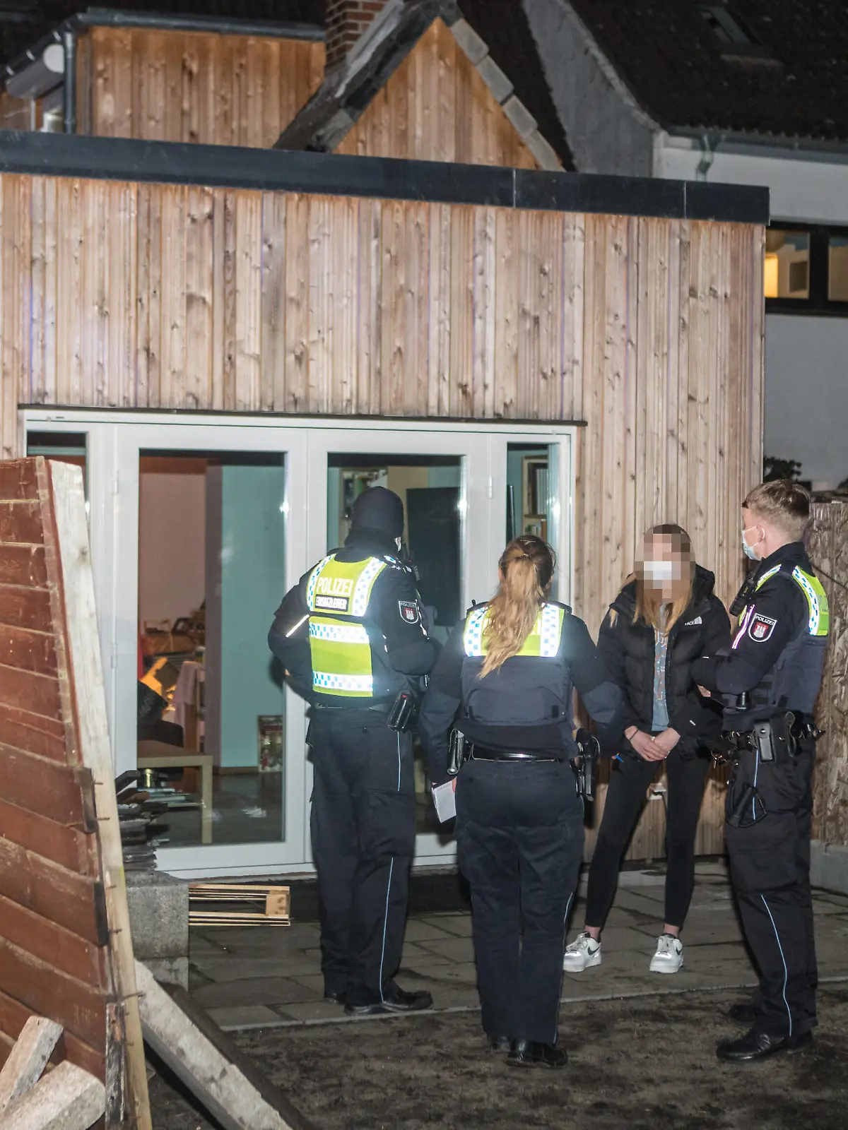 Wegen eines Videos - 17-jähriges Mädchen von Dach gefallen, schwer verletzt 14.03.21 - Hamburg: Zwei junge Mädchen 17 und 18 Jahre wollten auf einer Dachterrasse eines Einfamilienhauses ein witziges Handyvideo aufnehmen. Beim Rückwärtsgehen stolpere die 17-jährige über die Dachkante ins viel rückwärts herunter. Sie stürzte ungefähr 3 Meter in die Tiefe auf eine Steinterrasse. Nach der Aussage ihrer 18-jährigen Freundin war sie kurzzeitig nicht ansprechbar Die alarmierte Feuerwehr konnte die 17-jährige mit einer Vakuummatratze stabilisieren und in einem Rettungswagen weiter behandeln. Anschließend kam die 17-jährige, mit der Begleitung eines Notarztes, in ein Krankenhaus. Hamburg Striepentwiete Deutschland Copyright: xSebastianxPetersx 