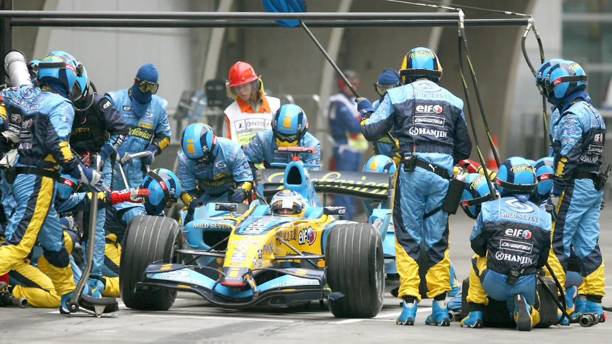 Spanish Formula One driver Fernando Alonso of Renault F1 team leaves the pit stop during the Grand Prix of China at the F1 racetrack near Shanghai, China, Sunday 01 October 2006. Photo: Claro Cortes VI dpa +++(c) dpa - Bildfunk+++