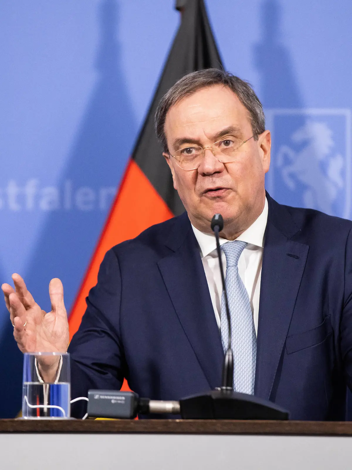  Coronavirus - Landesregierung NRW Armin Laschet CDU, Ministerpräsident von Nordrhein-Westfalen, spricht bei einer Pressekonferenz. Nach den Beratungen von Bundeskanzlerin Merkel mit den Ministerpräsidenten erläuterte Laschet die Position des Landes Nordrhein-Westfalen. Düsseldorf Nordrhein-Westfalen Deutschland *** Coronavirus NRW State Government Armin Laschet CDU , Minister President of North Rhine Westphalia, speaks at a press conference Following Chancellor Merkels consultations with the Minister Presidents, Laschet explained the position of the State of North Rhine Westphalia Düsseldorf North Rhine Westphalia Germany Poolfoto dpa ,EDITORIAL USE ONLY