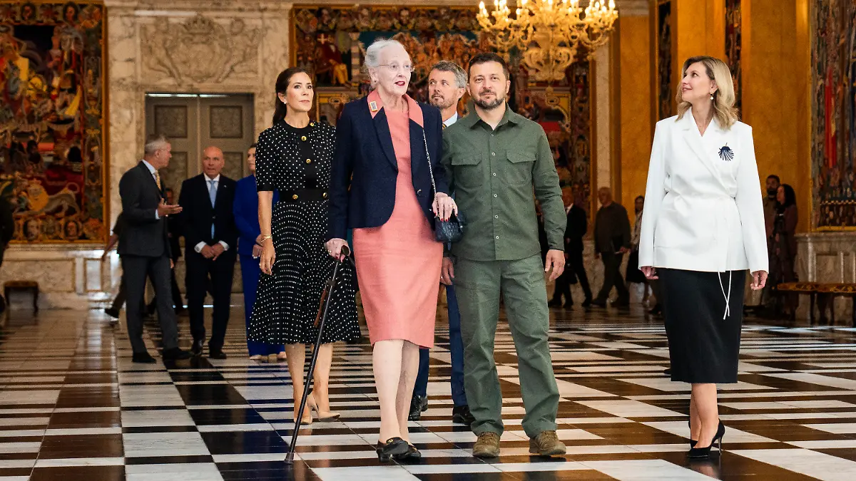 21.08.2023, Dänemark, Kopenhagen: Königin Margrethe II. von Dänemark (M,l-r) empfängt Wolodymyr Selenskyj, Präsident der Ukraine, und seine Frau Olena Selenska, First Lady der Ukraine, im dänischen Parlament, in Begleitung ihres Sohnes, Kronprinz Frederick (hinten,r-l) und seiner Frau, Kronprinzessin Mary. Selenskyj hat Dänemark für seine langanhaltende militärische Unterstützung und die jüngsten Zusagen zur Lieferung von F-16-Kampfjets gedankt. Foto: Martin Sylvest/Ritzau Scanpix Foto/AP/dpa +++ dpa-Bildfunk +++